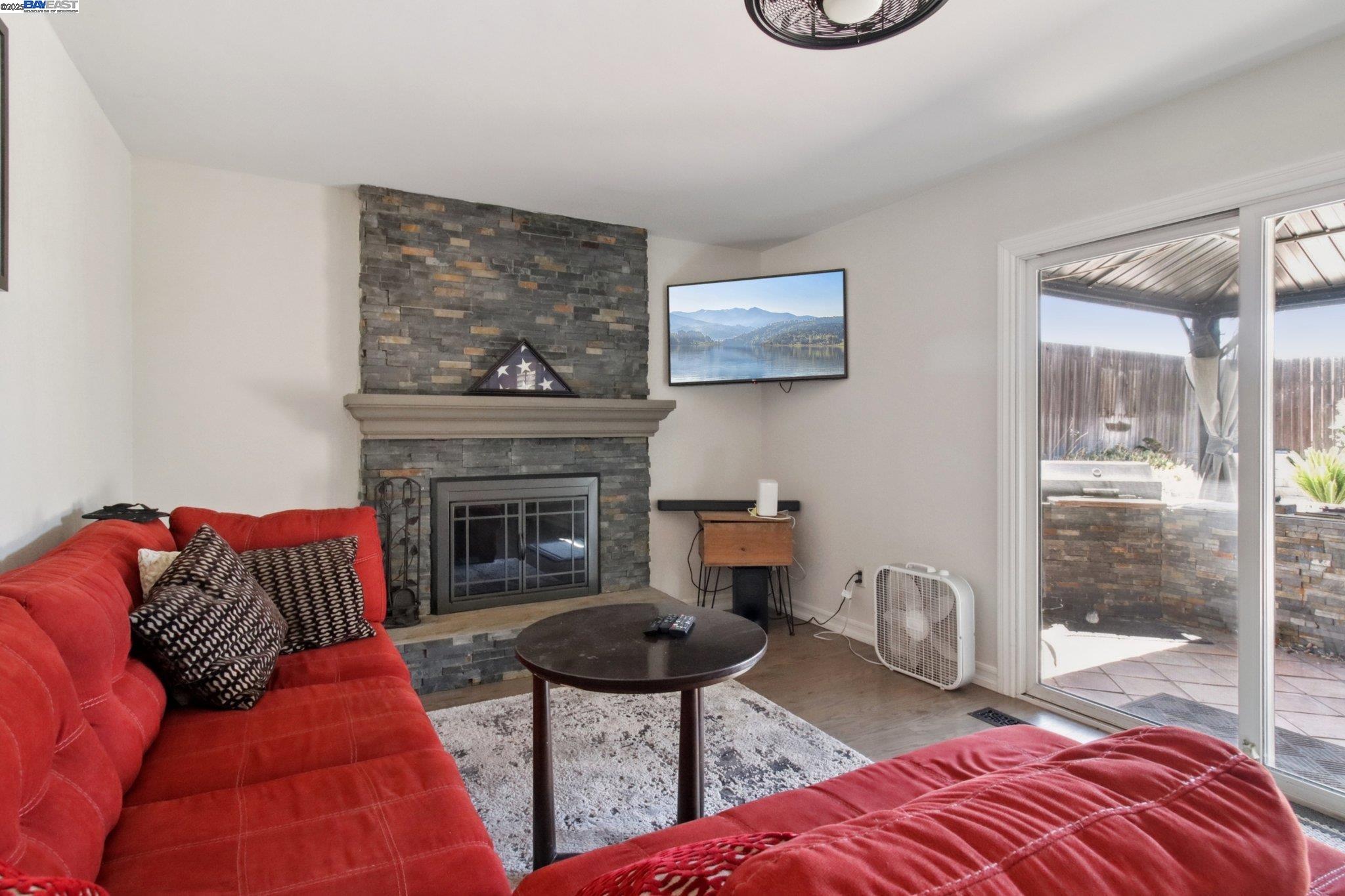 Detail Gallery Image 7 of 51 For 22 Orinda Cir, Pittsburg,  CA 94565 - 3 Beds | 2 Baths