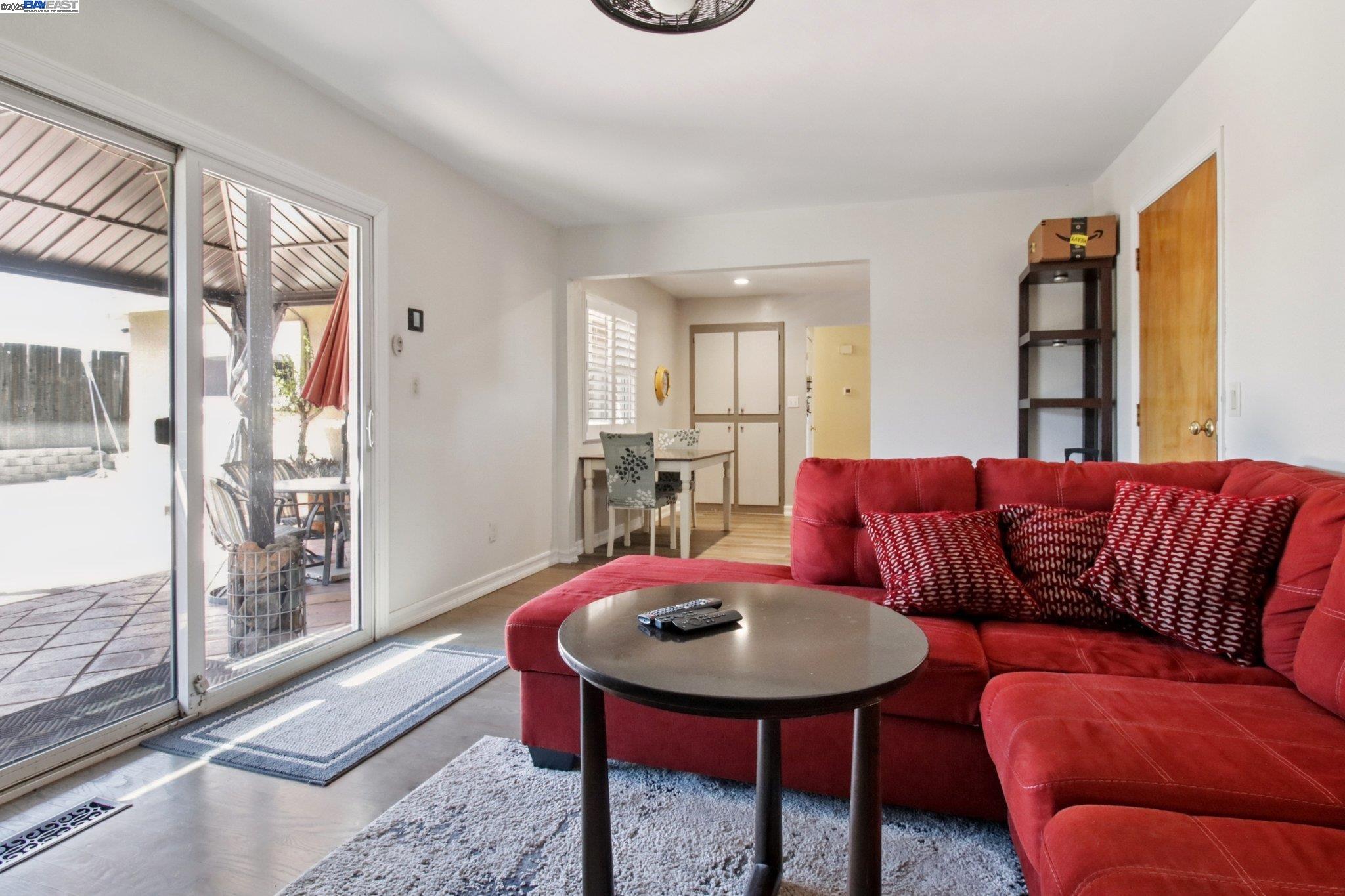 Detail Gallery Image 9 of 51 For 22 Orinda Cir, Pittsburg,  CA 94565 - 3 Beds | 2 Baths