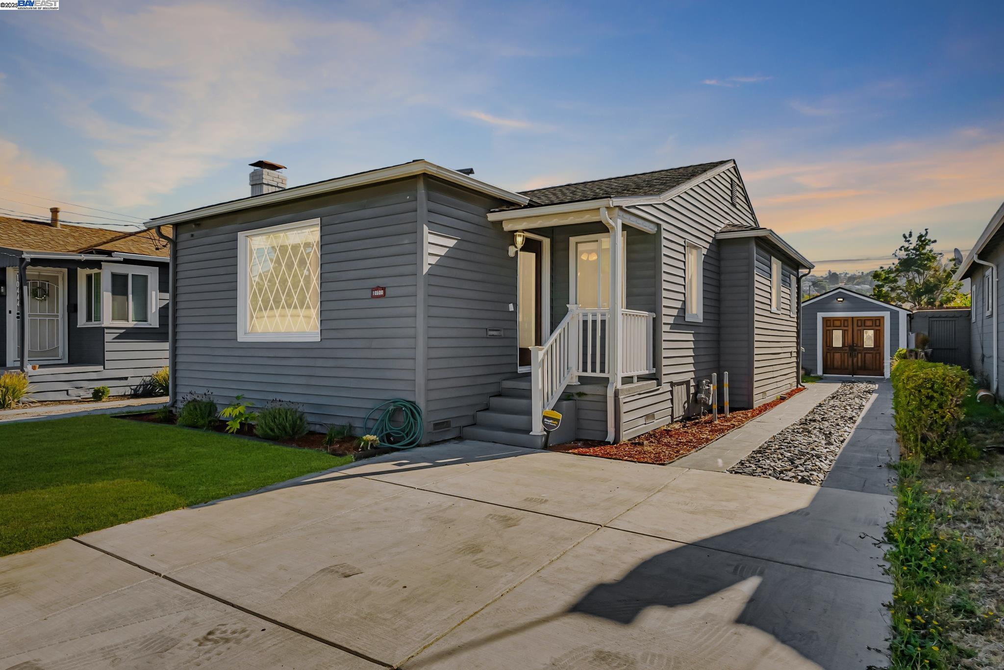 Detail Gallery Image 2 of 27 For 10500 Byron Ave, Oakland,  CA 94603 - 2 Beds | 1 Baths