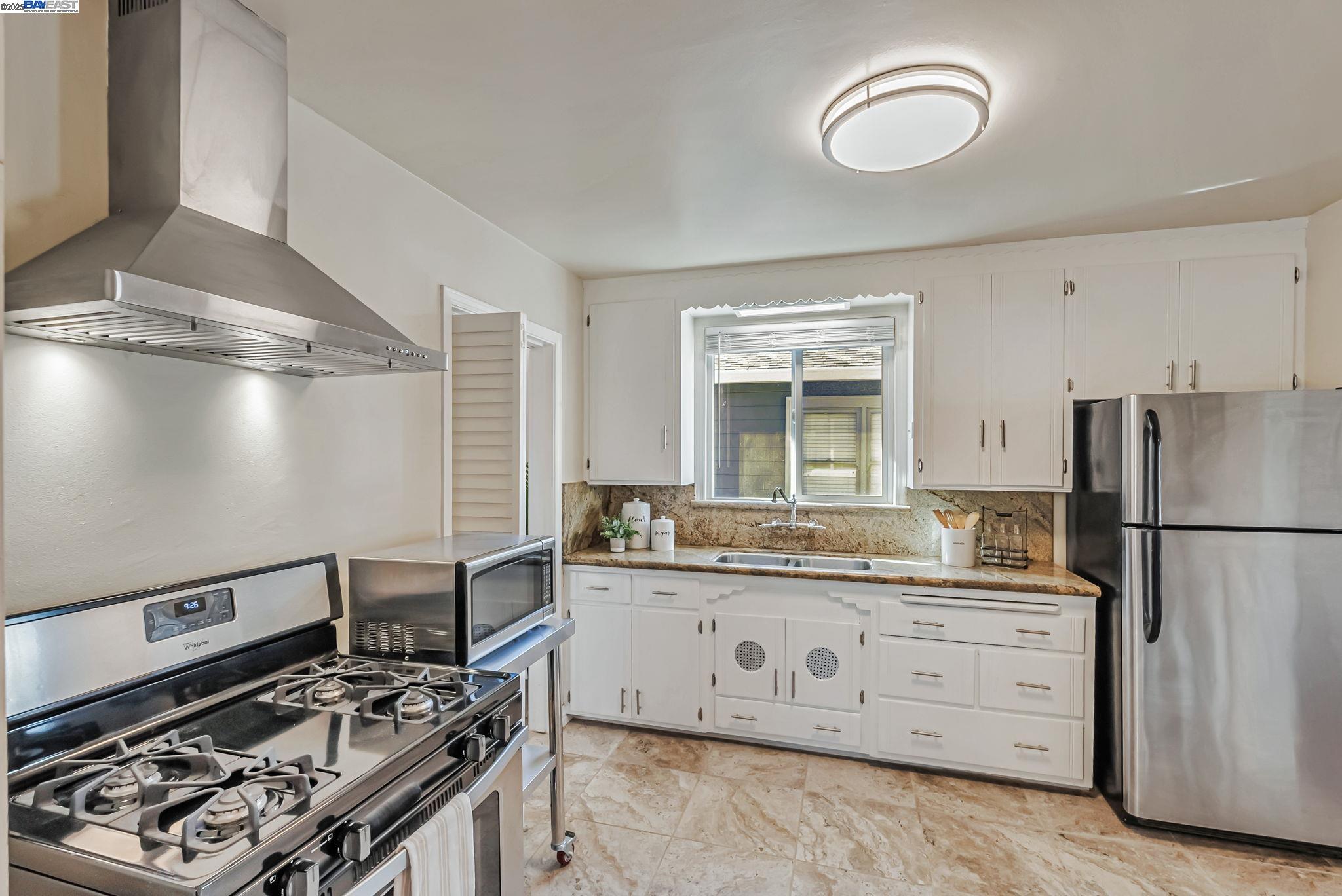 Detail Gallery Image 11 of 27 For 10500 Byron Ave, Oakland,  CA 94603 - 2 Beds | 1 Baths