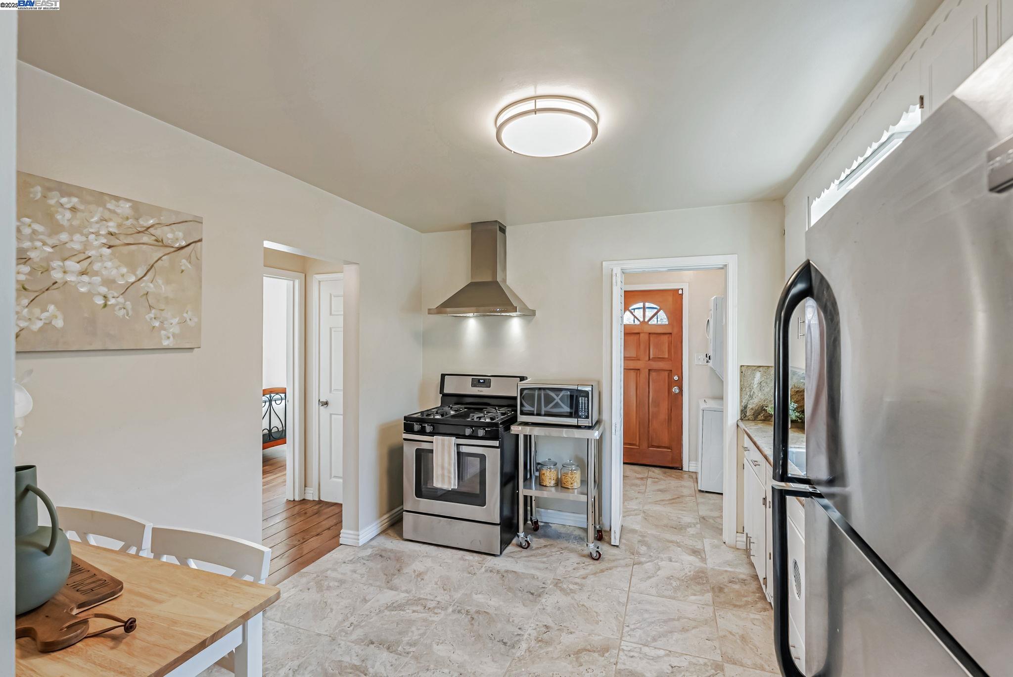 Detail Gallery Image 12 of 27 For 10500 Byron Ave, Oakland,  CA 94603 - 2 Beds | 1 Baths