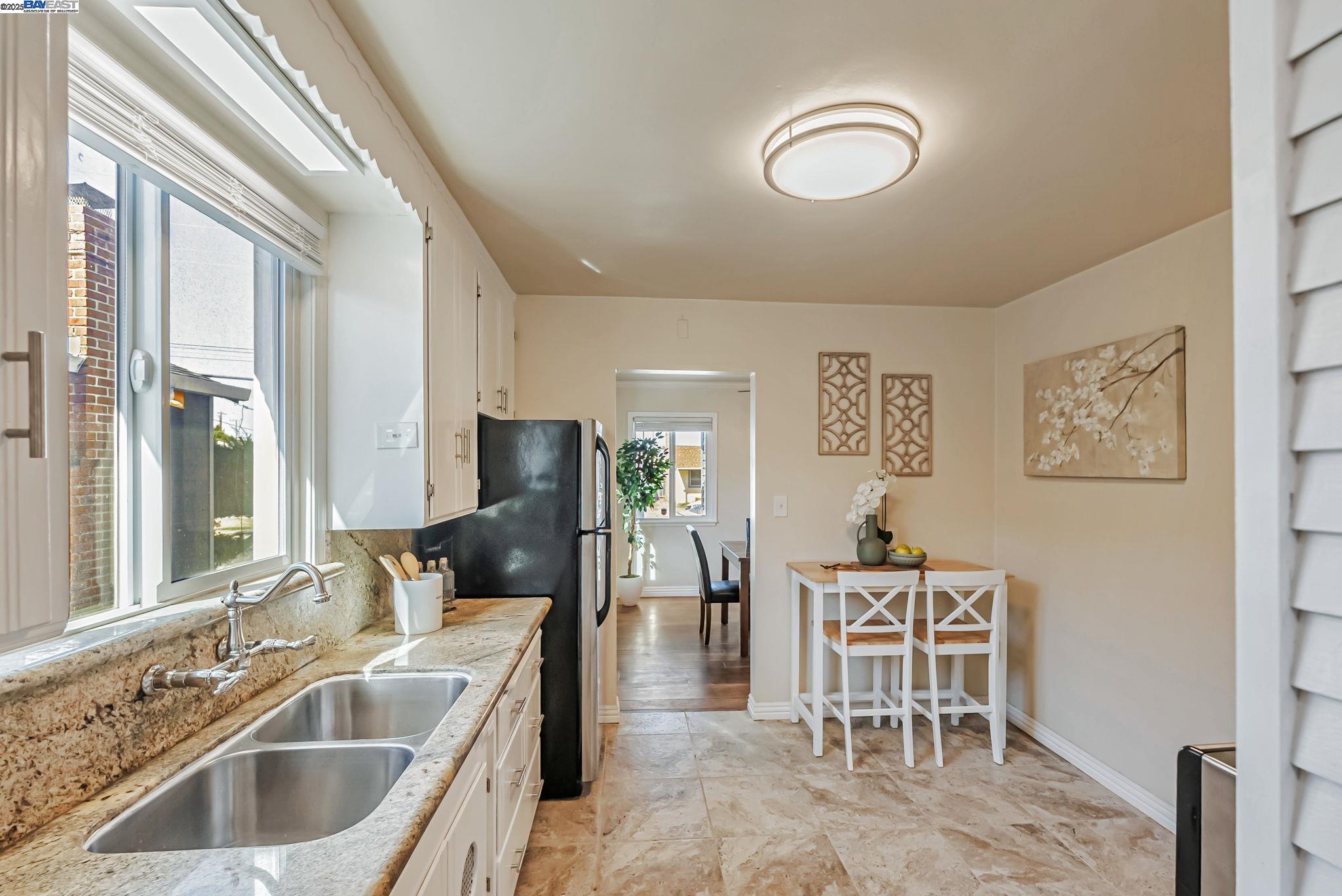 Detail Gallery Image 13 of 27 For 10500 Byron Ave, Oakland,  CA 94603 - 2 Beds | 1 Baths
