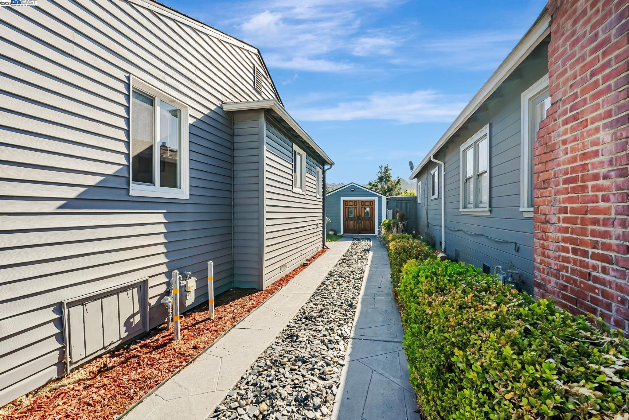 Detail Gallery Image 20 of 27 For 10500 Byron Ave, Oakland,  CA 94603 - 2 Beds | 1 Baths