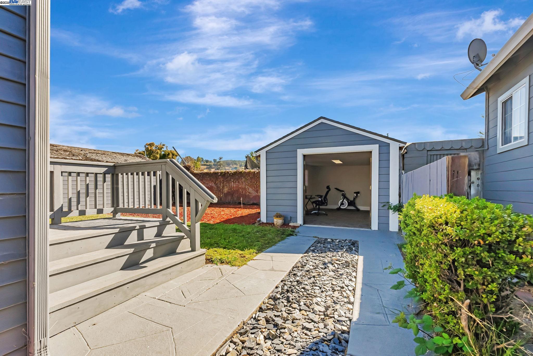 Detail Gallery Image 23 of 27 For 10500 Byron Ave, Oakland,  CA 94603 - 2 Beds | 1 Baths
