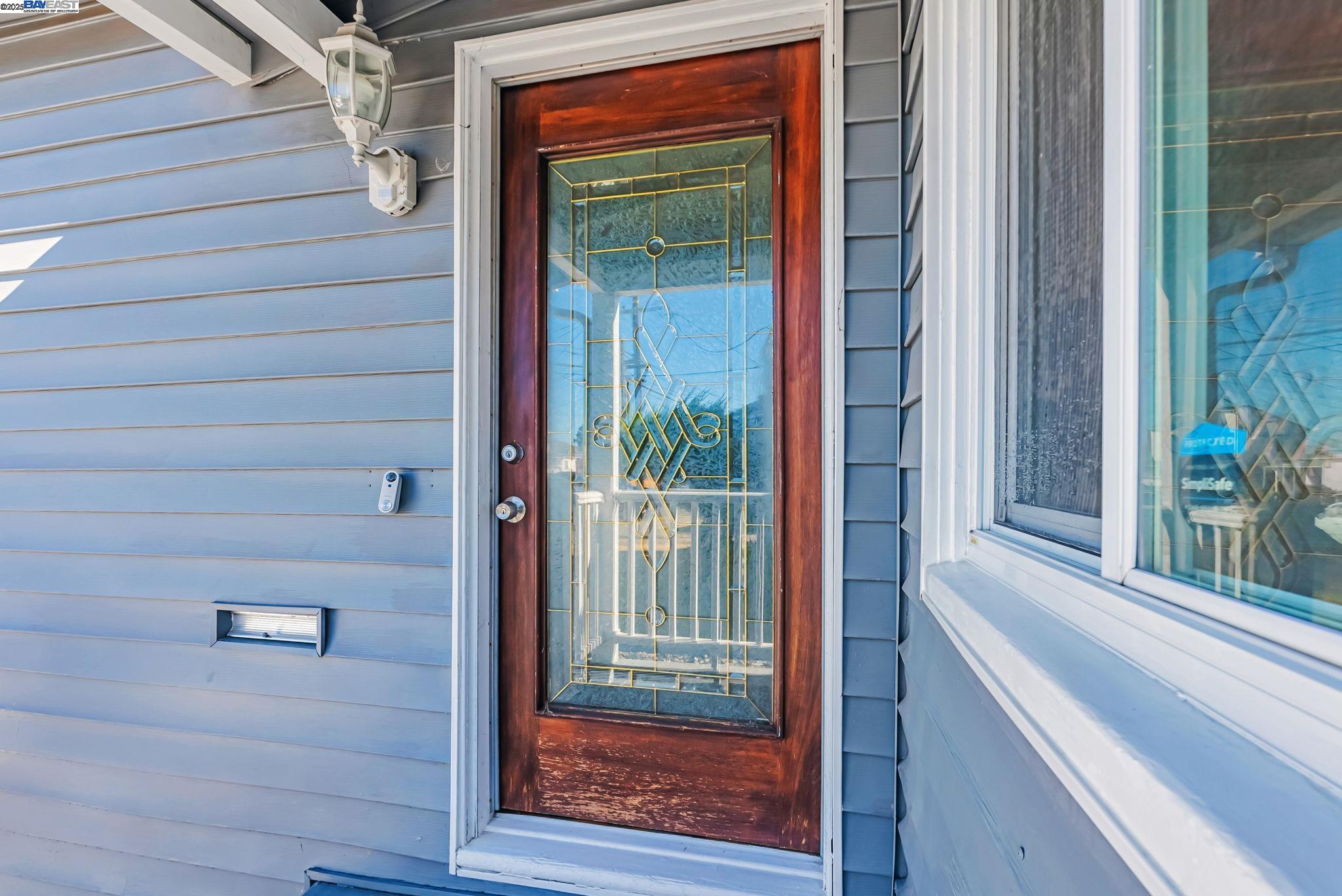 Detail Gallery Image 4 of 27 For 10500 Byron Ave, Oakland,  CA 94603 - 2 Beds | 1 Baths