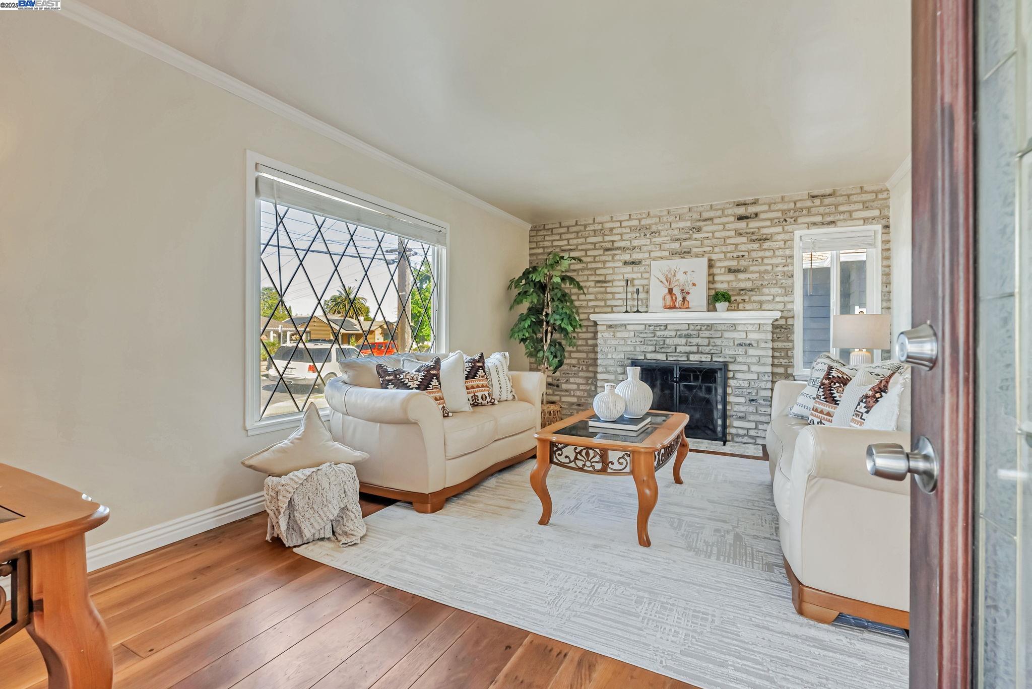 Detail Gallery Image 5 of 27 For 10500 Byron Ave, Oakland,  CA 94603 - 2 Beds | 1 Baths