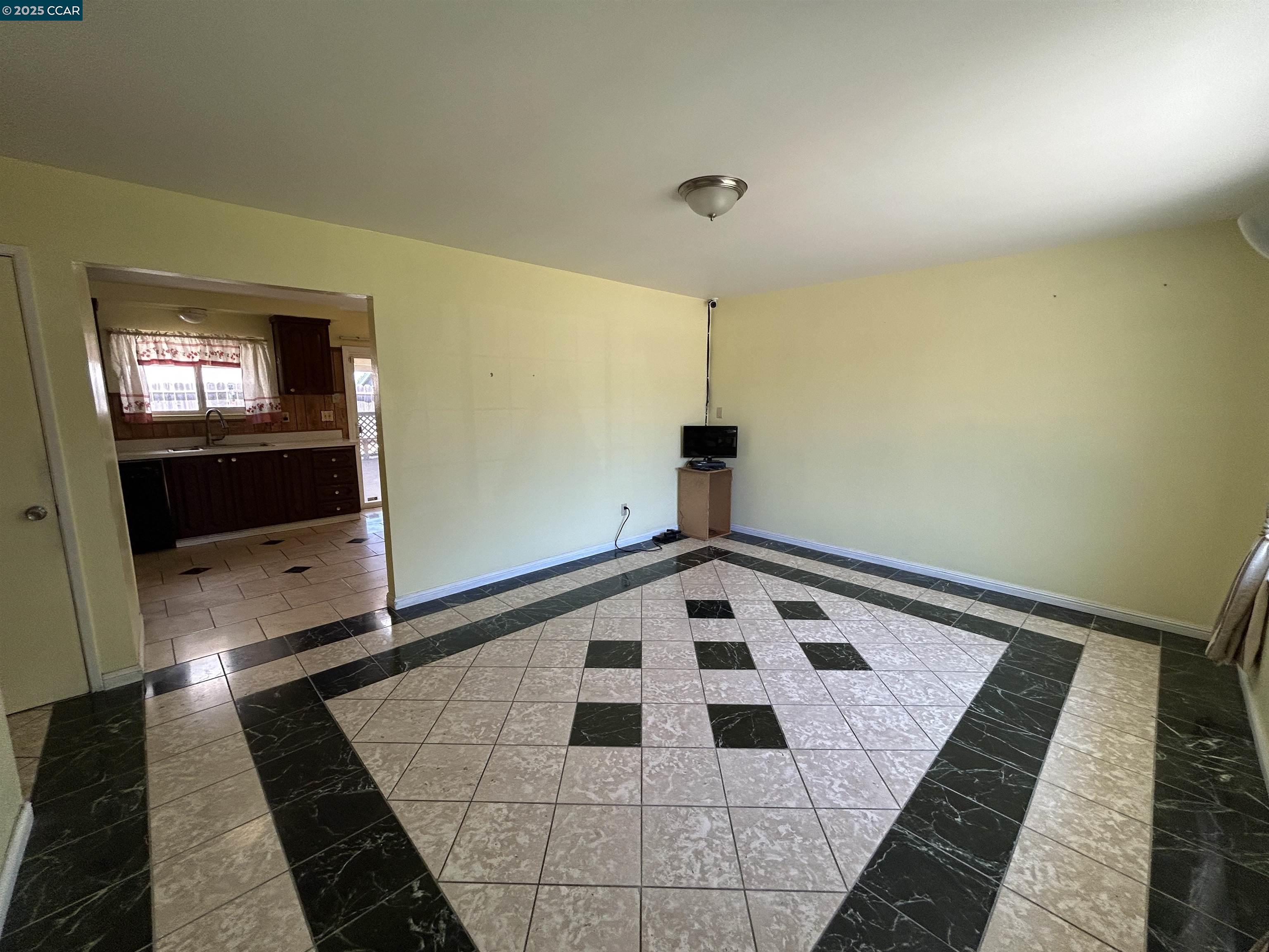 Detail Gallery Image 3 of 30 For 26 Leeward Way, Pittsburg,  CA 94565 - 3 Beds | 1 Baths