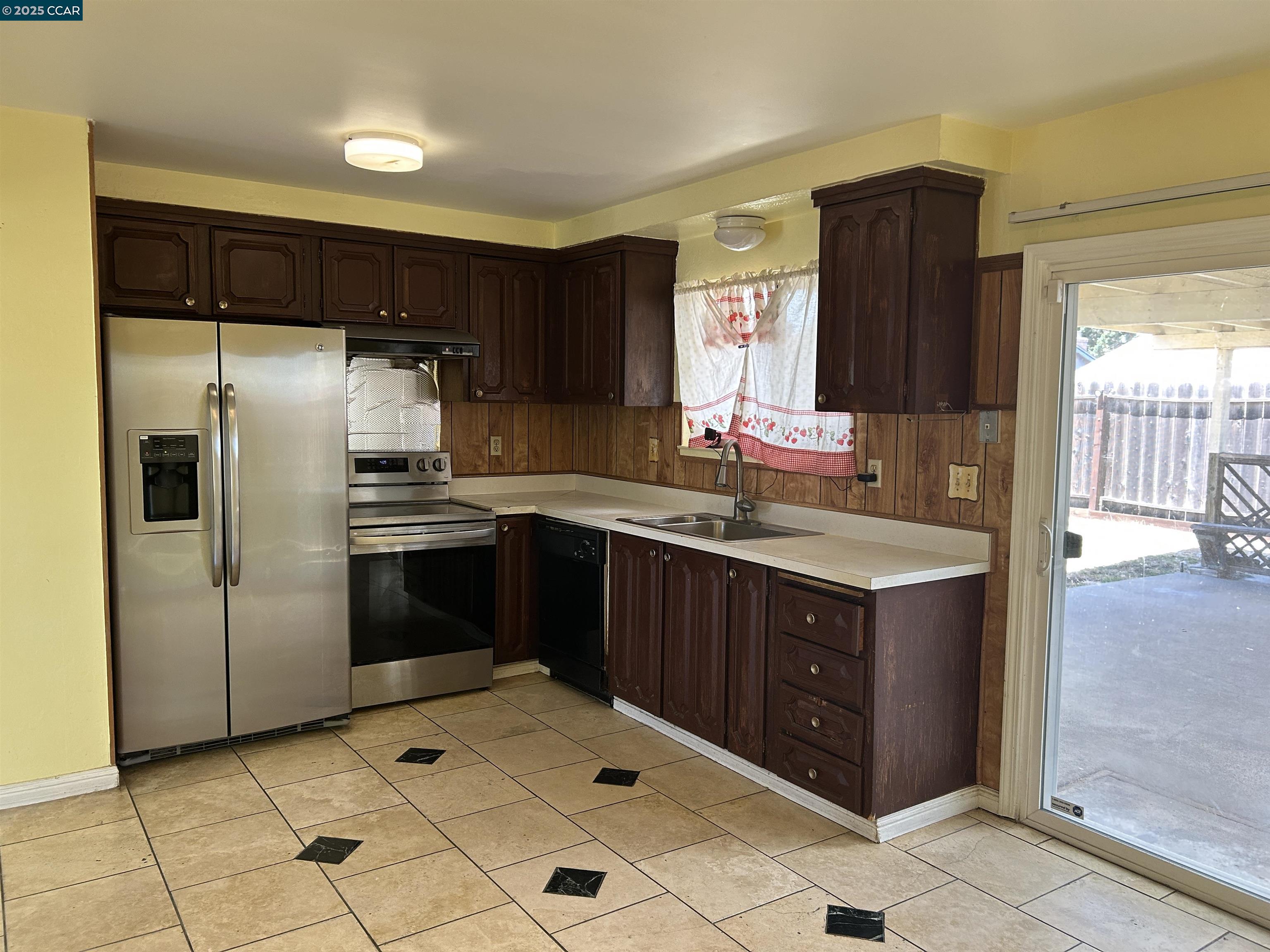 Detail Gallery Image 6 of 30 For 26 Leeward Way, Pittsburg,  CA 94565 - 3 Beds | 1 Baths