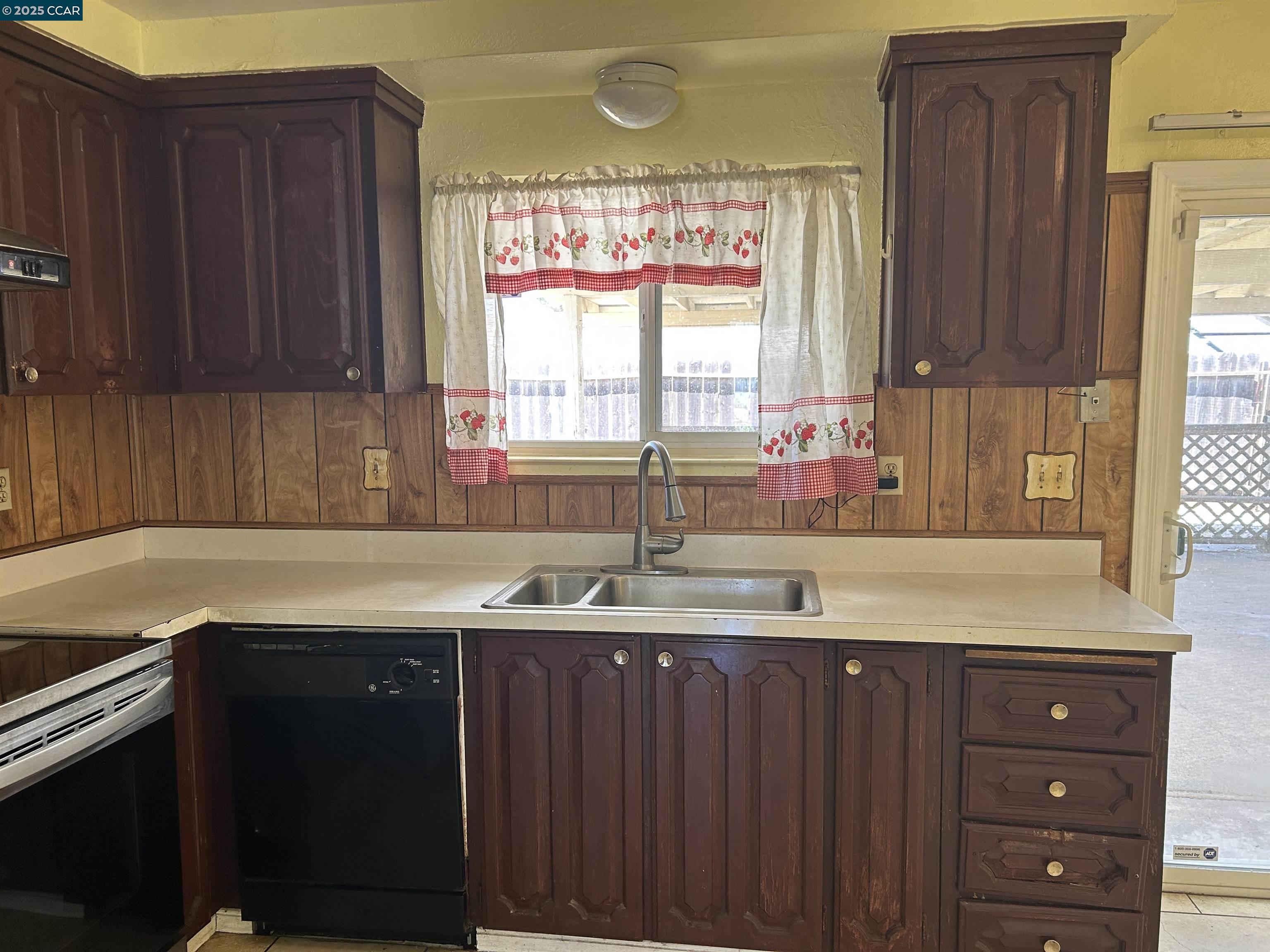 Detail Gallery Image 8 of 30 For 26 Leeward Way, Pittsburg,  CA 94565 - 3 Beds | 1 Baths