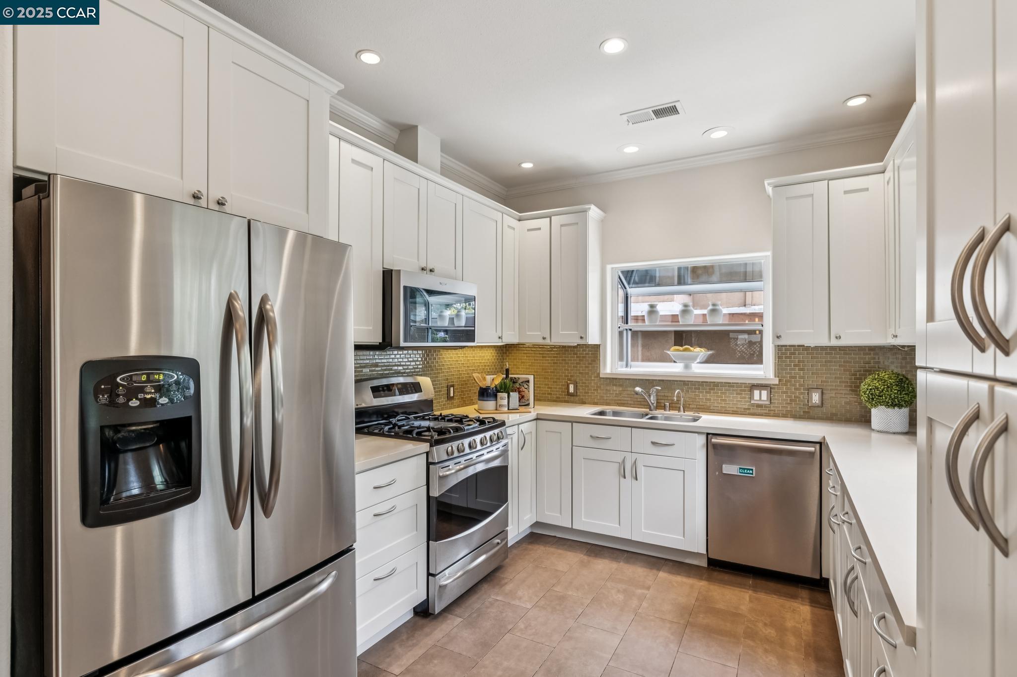 Detail Gallery Image 11 of 49 For 2413 Potomac St, Oakland,  CA 94602 - 4 Beds | 3 Baths