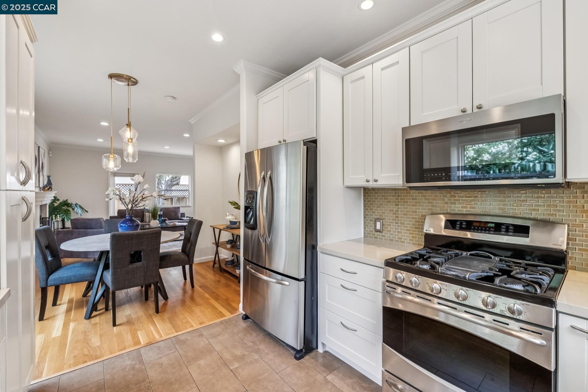 Detail Gallery Image 12 of 49 For 2413 Potomac St, Oakland,  CA 94602 - 4 Beds | 3 Baths