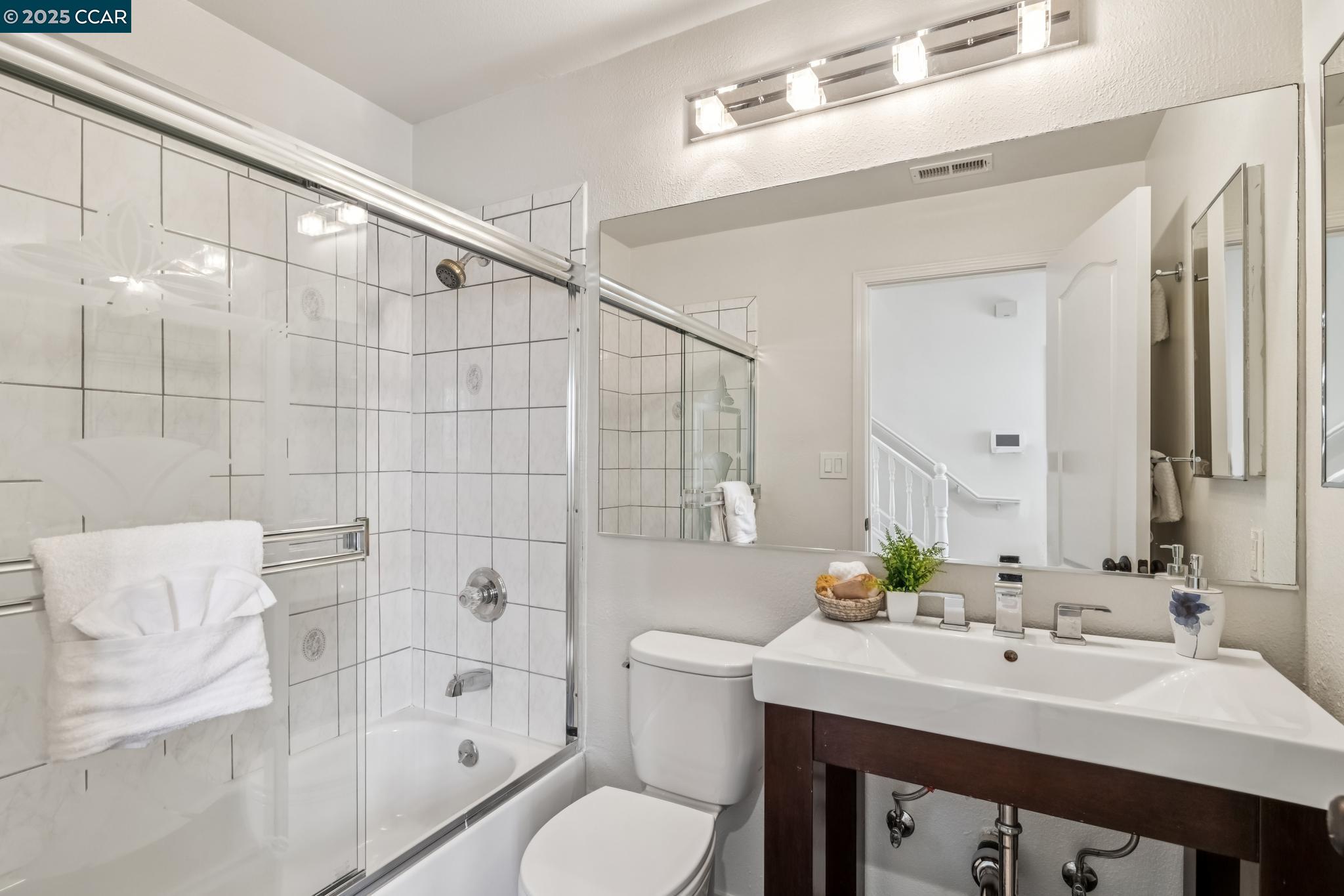 Detail Gallery Image 16 of 49 For 2413 Potomac St, Oakland,  CA 94602 - 4 Beds | 3 Baths