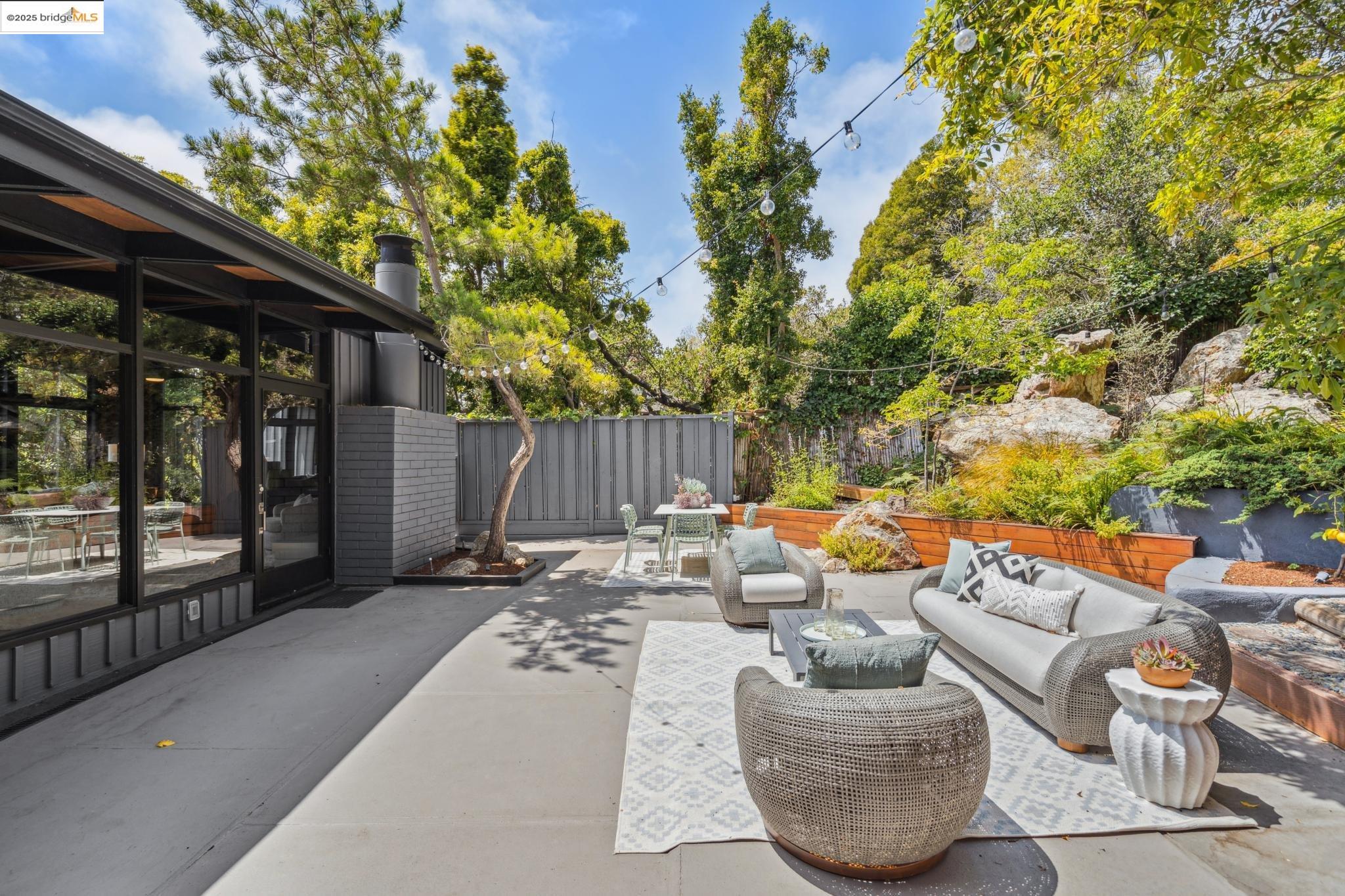 Detail Gallery Image 11 of 58 For 1910 Yosemite Rd, Berkeley,  CA 94707 - 4 Beds | 3 Baths