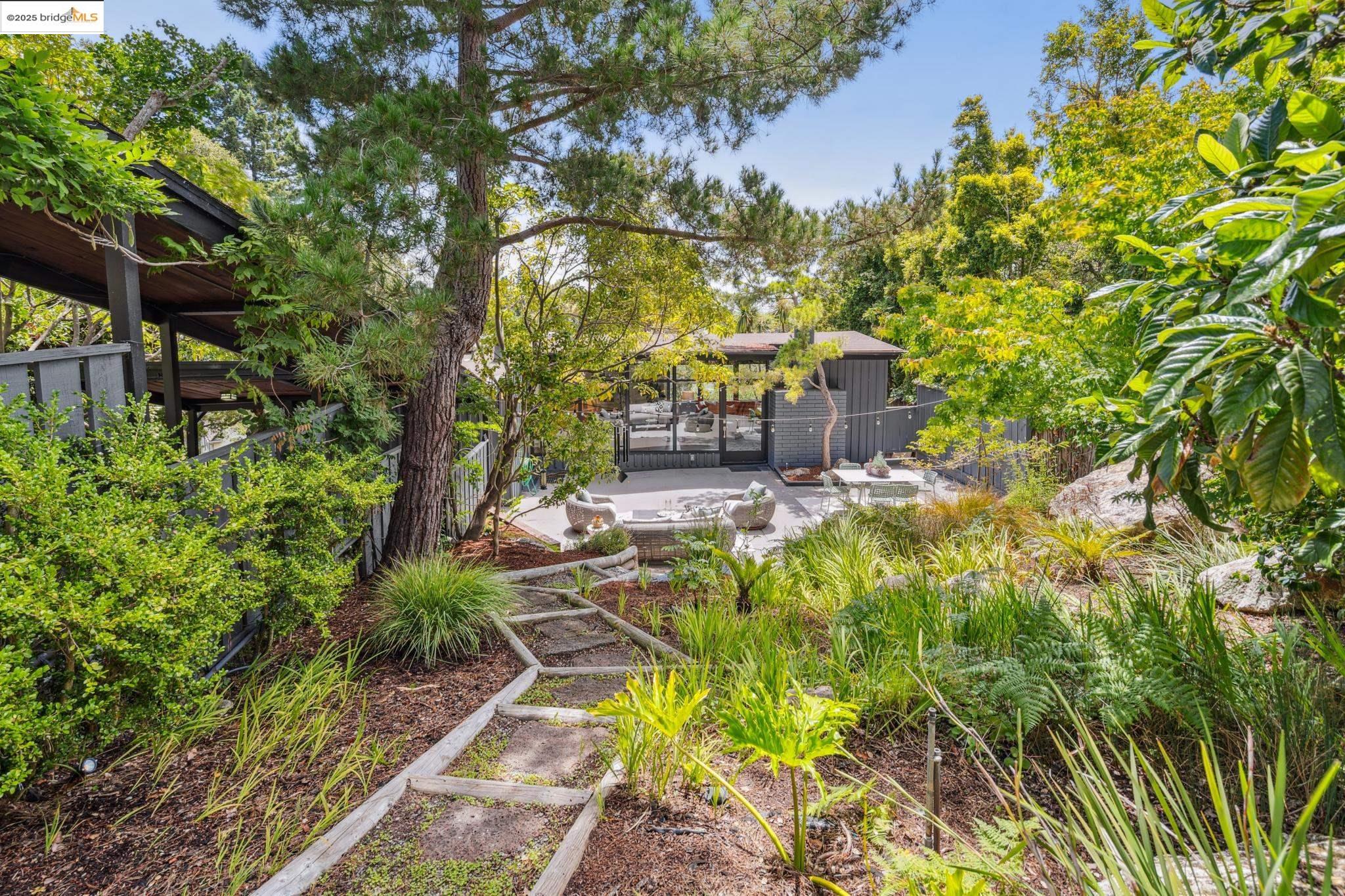 Detail Gallery Image 13 of 58 For 1910 Yosemite Rd, Berkeley,  CA 94707 - 4 Beds | 3 Baths