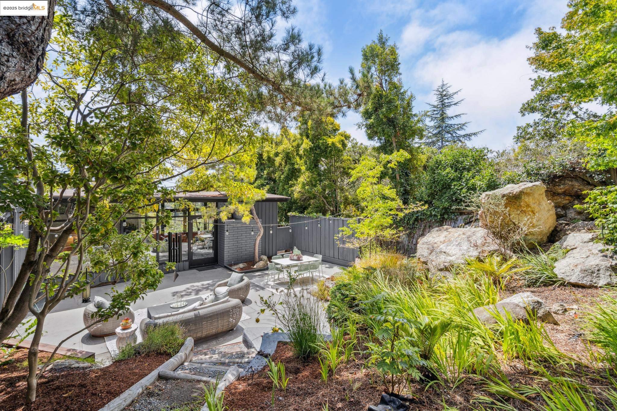 Detail Gallery Image 14 of 58 For 1910 Yosemite Rd, Berkeley,  CA 94707 - 4 Beds | 3 Baths