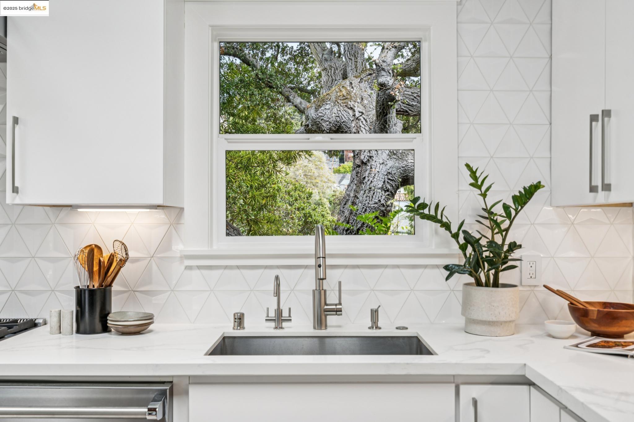 Detail Gallery Image 23 of 58 For 1910 Yosemite Rd, Berkeley,  CA 94707 - 4 Beds | 3 Baths