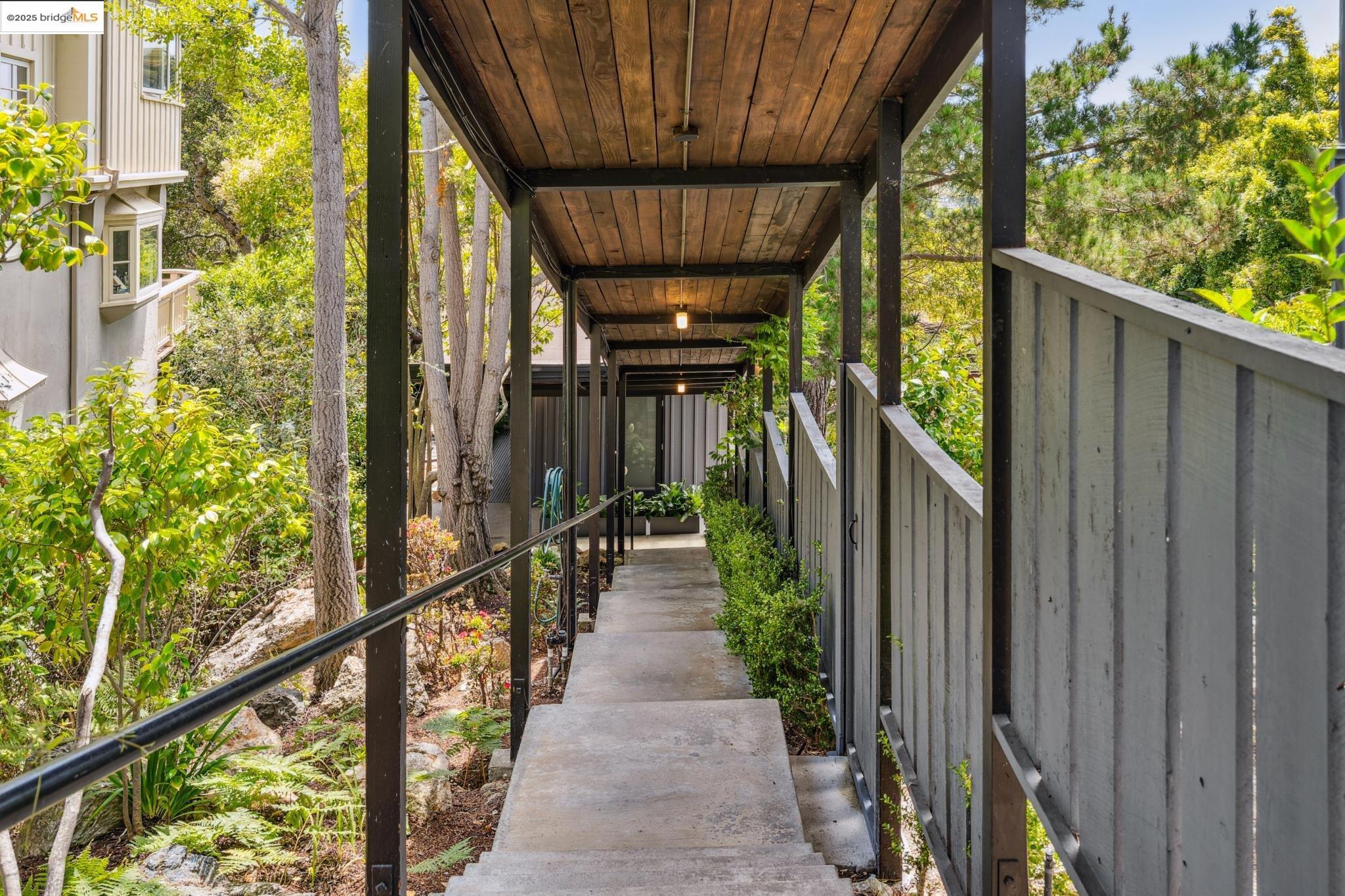 Detail Gallery Image 4 of 58 For 1910 Yosemite Rd, Berkeley,  CA 94707 - 4 Beds | 3 Baths