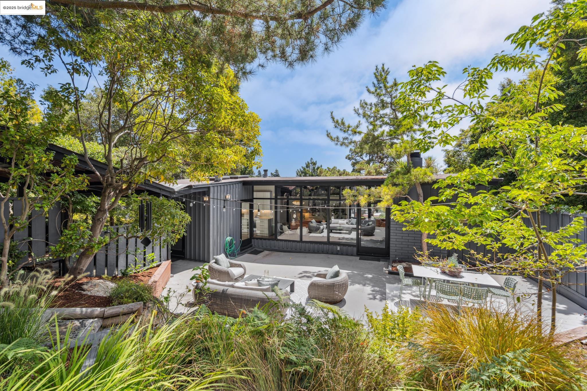 Detail Gallery Image 5 of 58 For 1910 Yosemite Rd, Berkeley,  CA 94707 - 4 Beds | 3 Baths