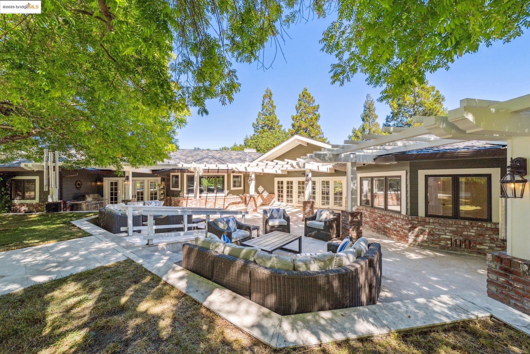 Detail Gallery Image 33 of 51 For 9 Burton Vista Ct, Lafayette,  CA 94549 - 6 Beds | 7/3 Baths