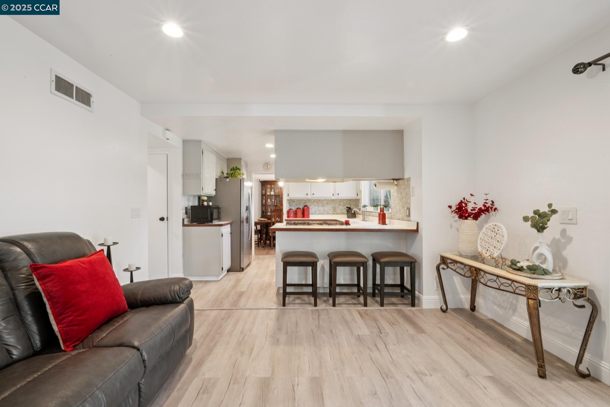 Detail Gallery Image 11 of 39 For 3718 Northpark Ct, Concord,  CA 94519 - 4 Beds | 3 Baths