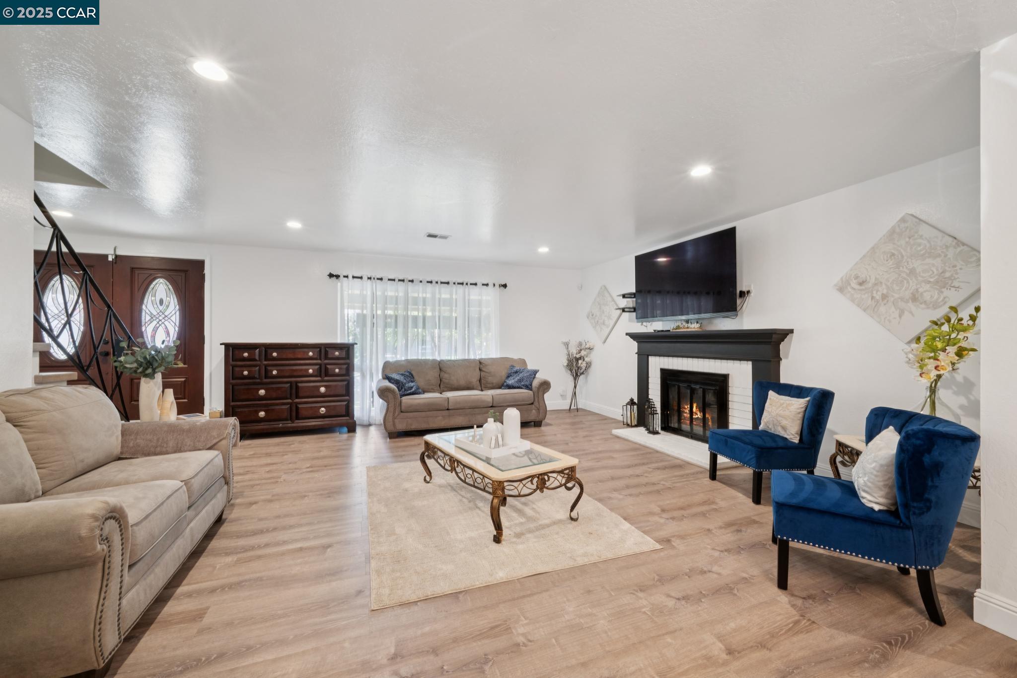 Detail Gallery Image 4 of 39 For 3718 Northpark Ct, Concord,  CA 94519 - 4 Beds | 3 Baths