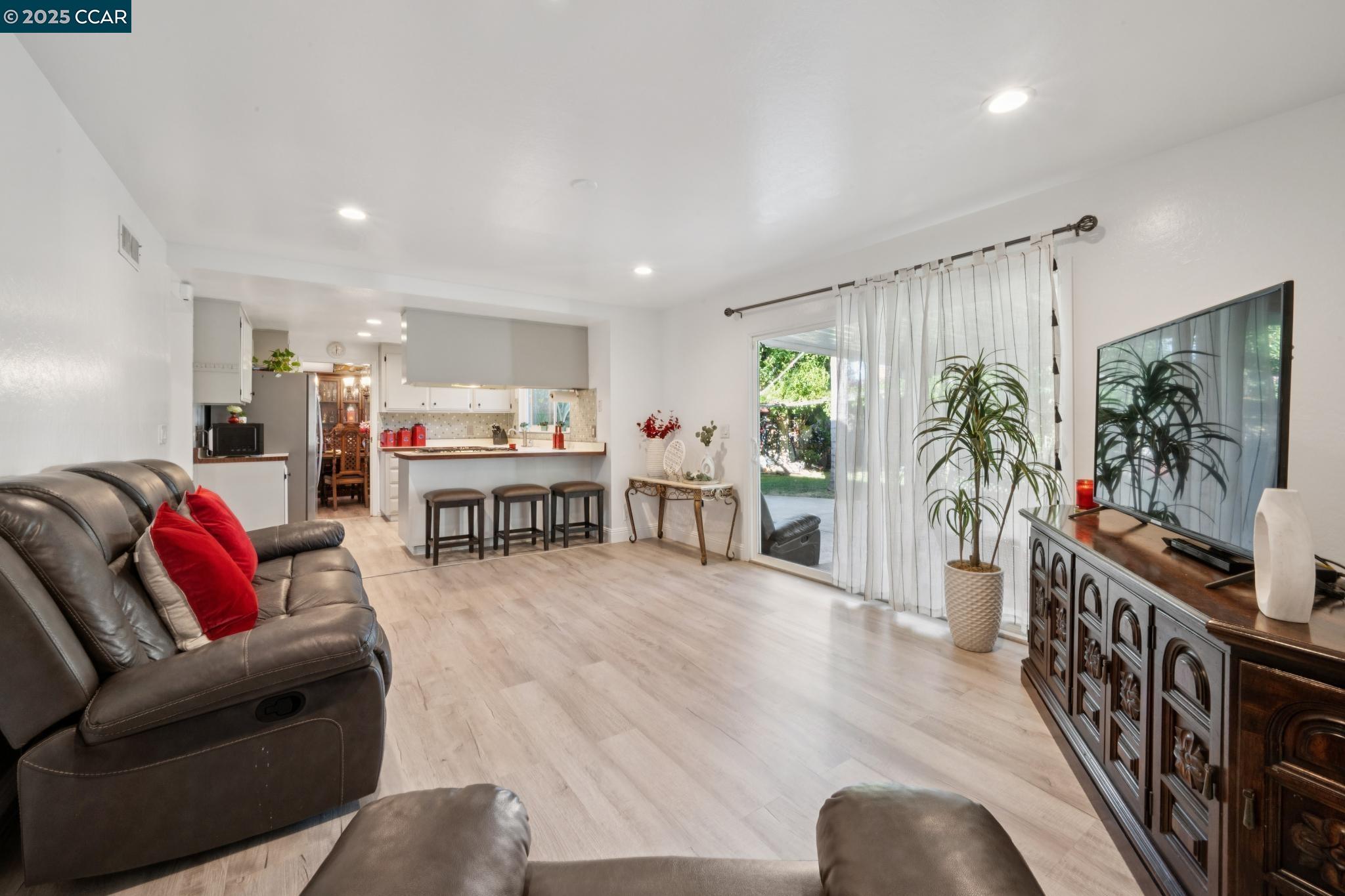 Detail Gallery Image 9 of 39 For 3718 Northpark Ct, Concord,  CA 94519 - 4 Beds | 3 Baths