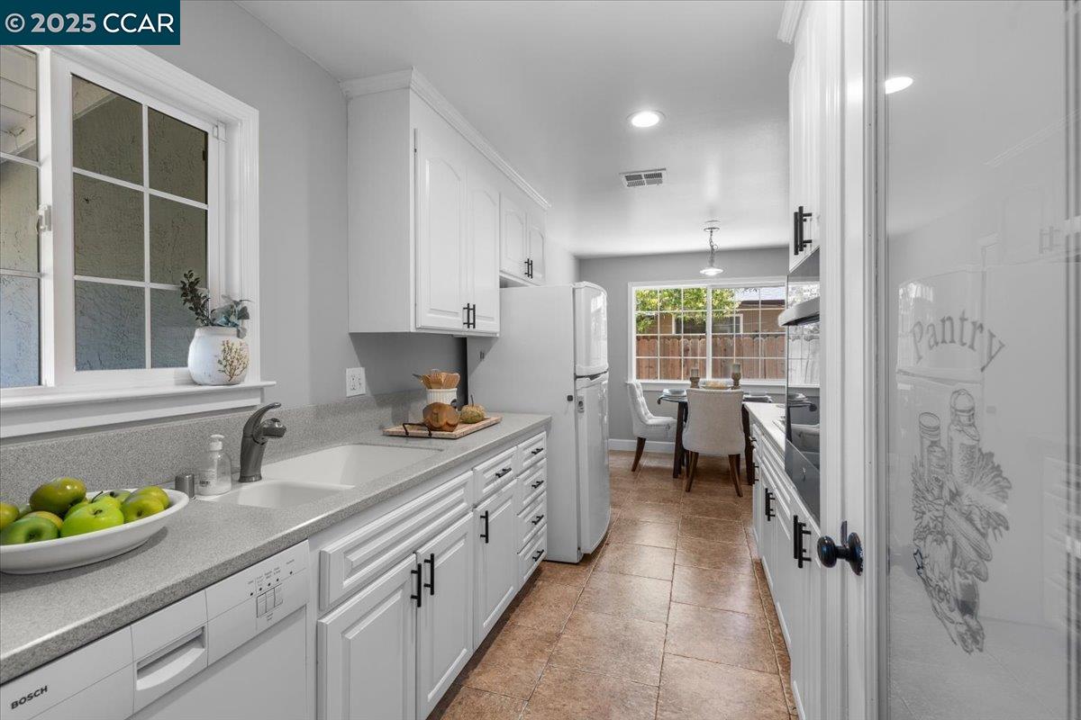 Detail Gallery Image 4 of 20 For 5555 Alabama Dr, Concord,  CA 94521 - 3 Beds | 2 Baths