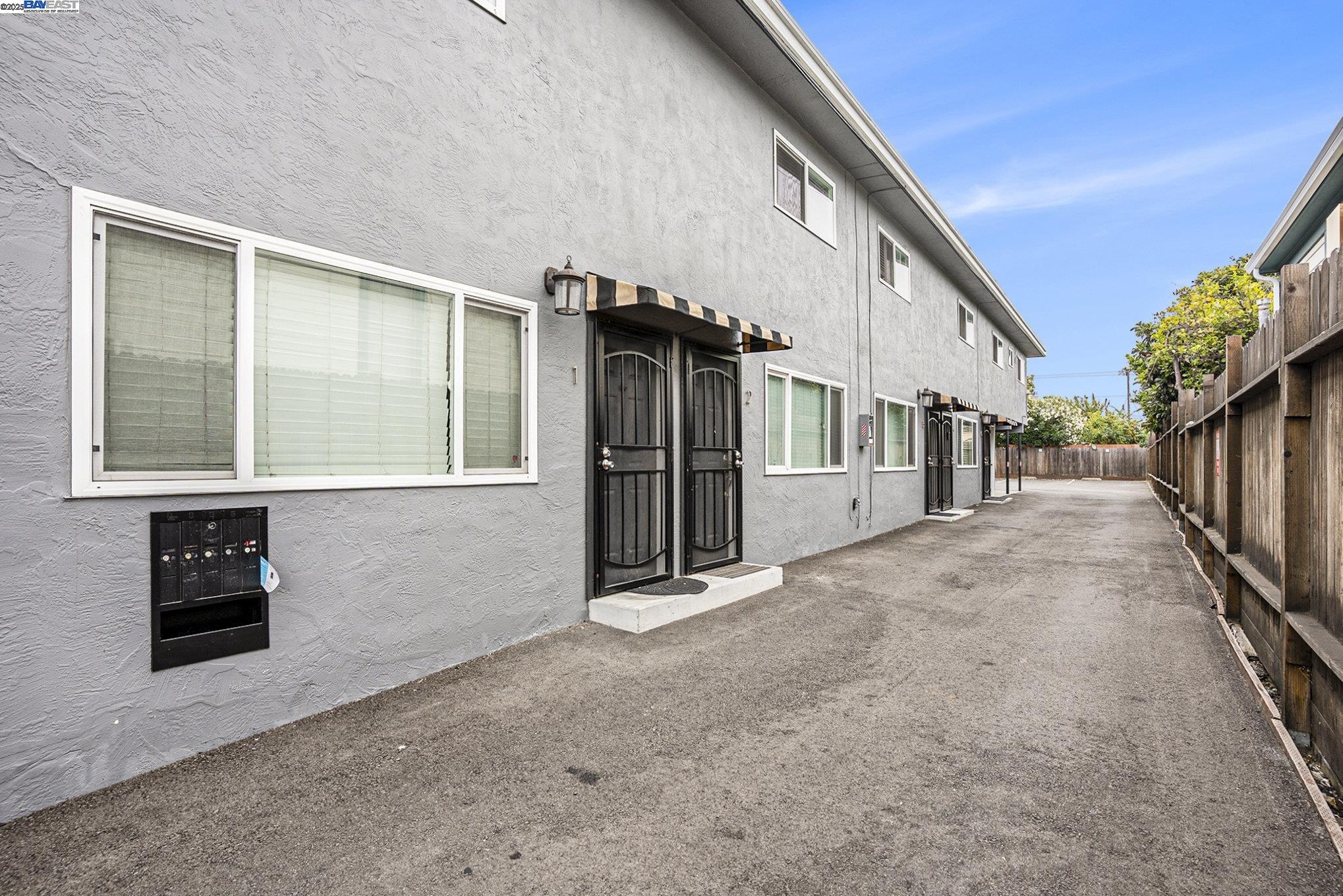 Detail Gallery Image 4 of 11 For 341 Castro St, San Leandro,  CA 94577 - – Beds | – Baths