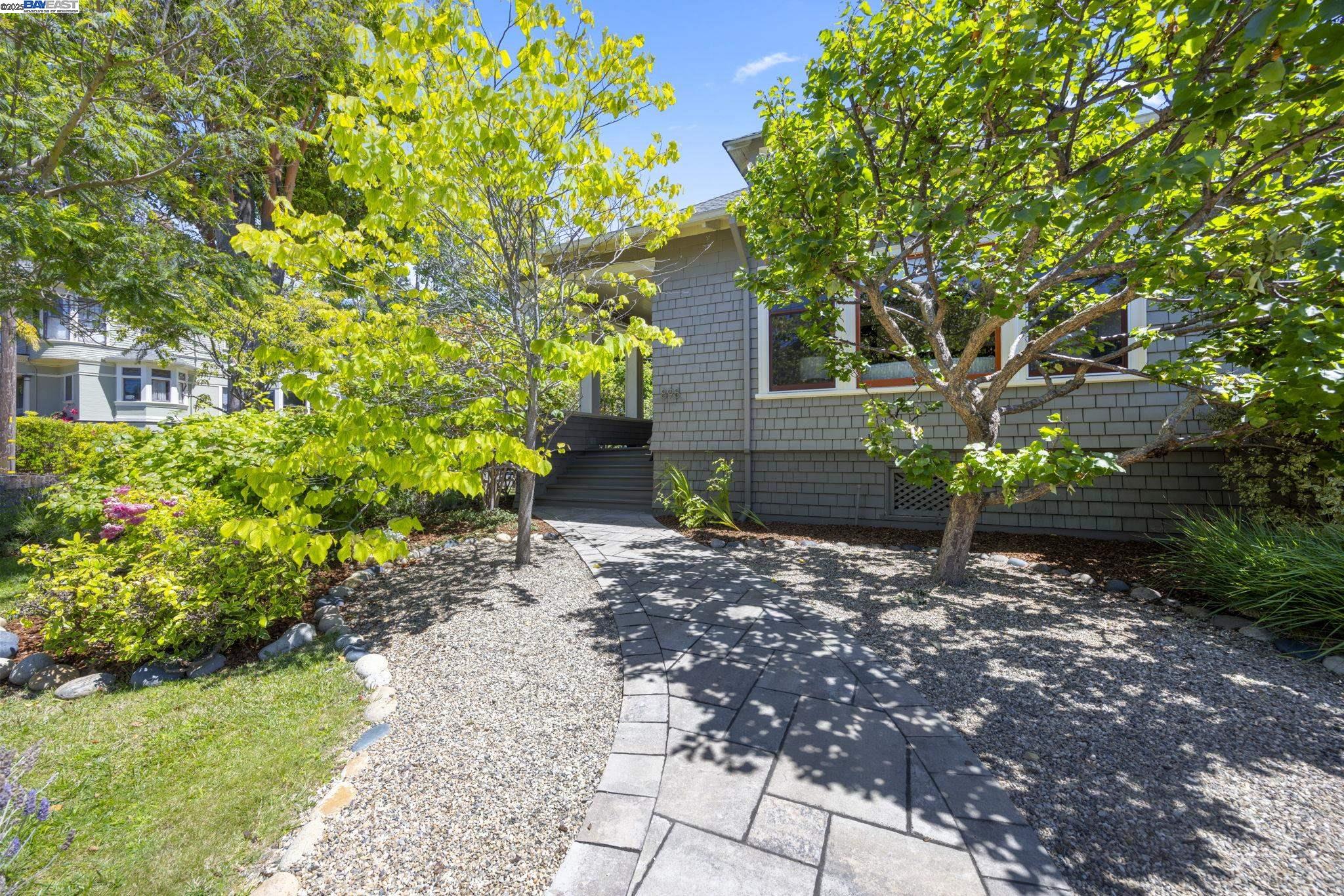 Detail Gallery Image 4 of 60 For 898 Union St, Alameda,  CA 94501 - 4 Beds | 2 Baths