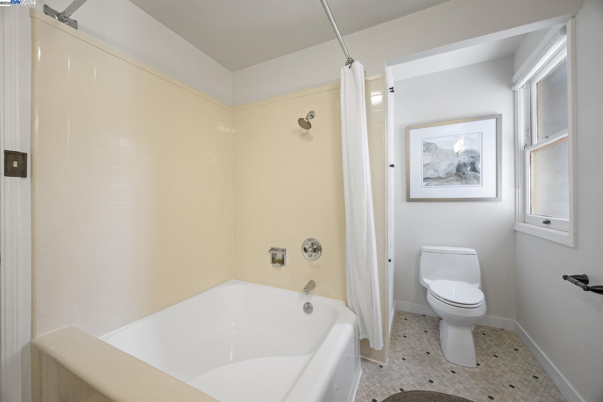 Detail Gallery Image 34 of 60 For 898 Union St, Alameda,  CA 94501 - 4 Beds | 2 Baths