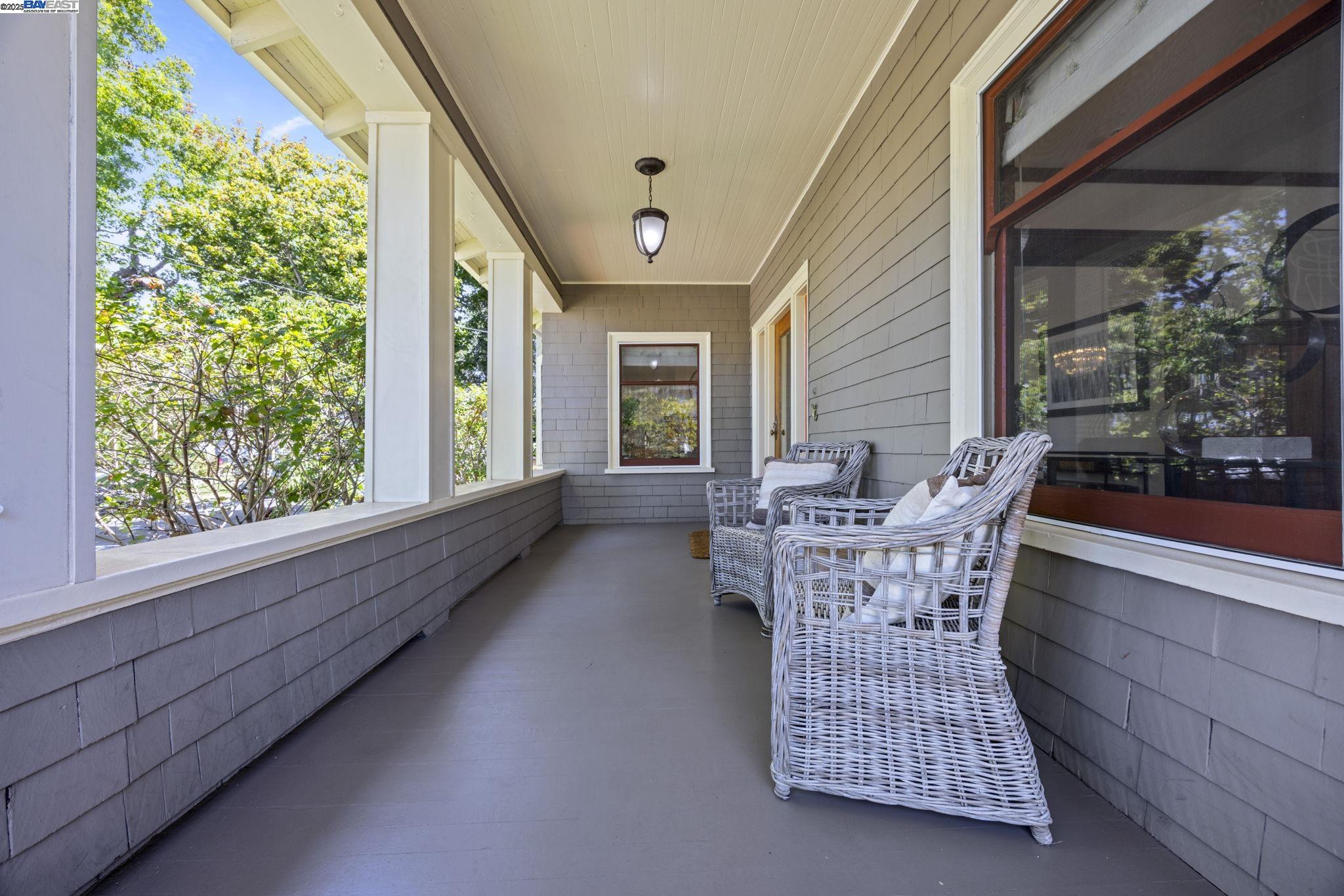 Detail Gallery Image 8 of 60 For 898 Union St, Alameda,  CA 94501 - 4 Beds | 2 Baths