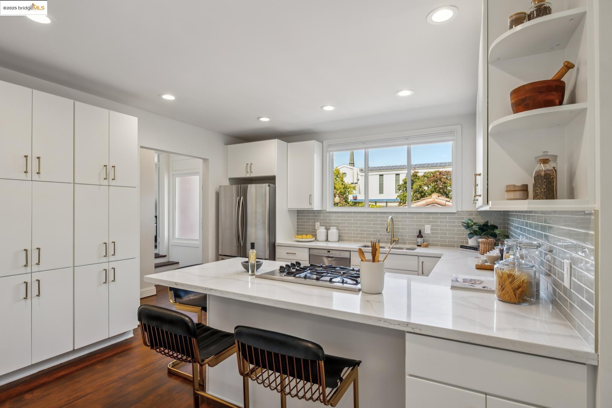 Detail Gallery Image 15 of 55 For 612 Longridge Rd, Oakland,  CA 94610 - 5 Beds | 4/1 Baths