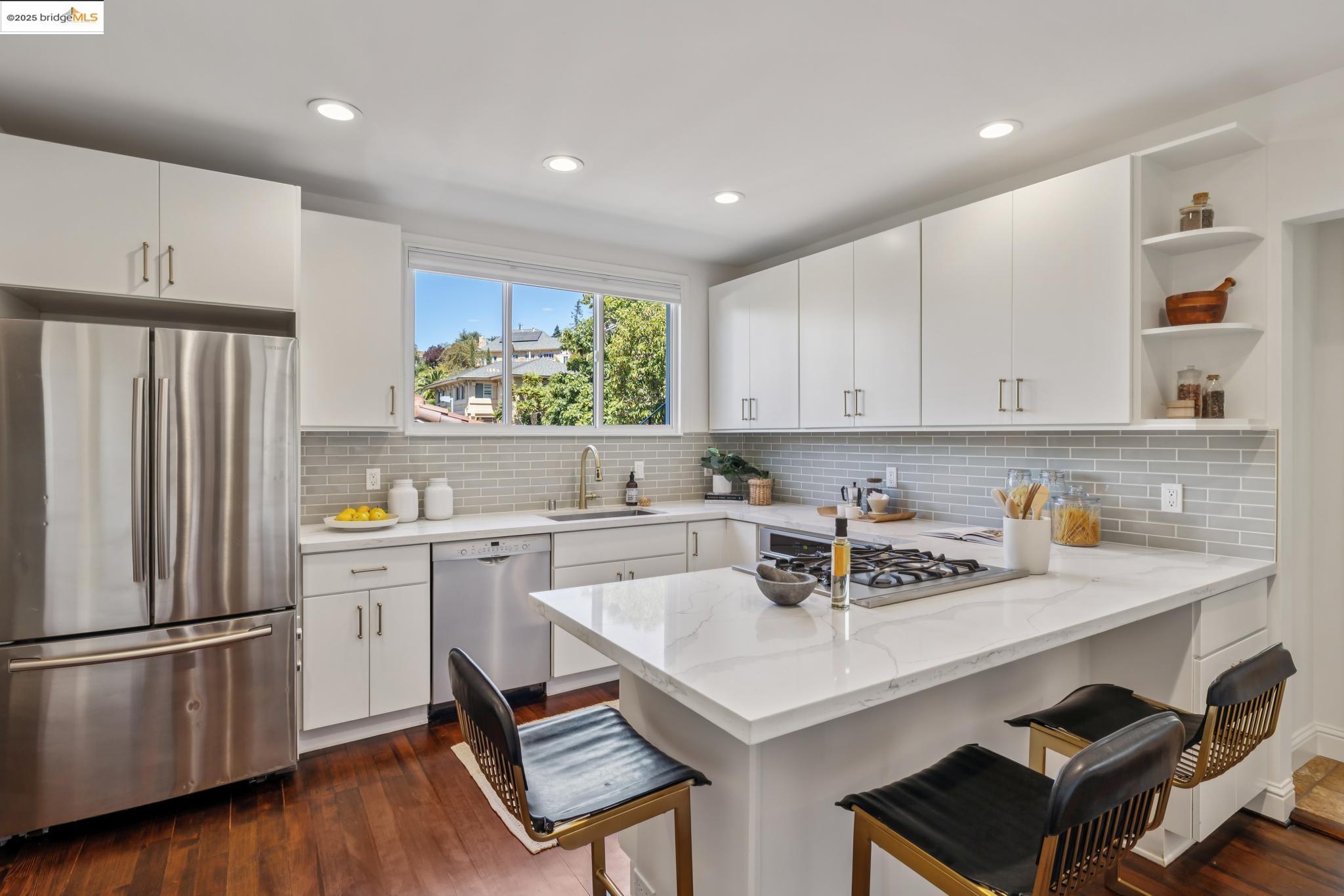 Detail Gallery Image 16 of 55 For 612 Longridge Rd, Oakland,  CA 94610 - 5 Beds | 4/1 Baths