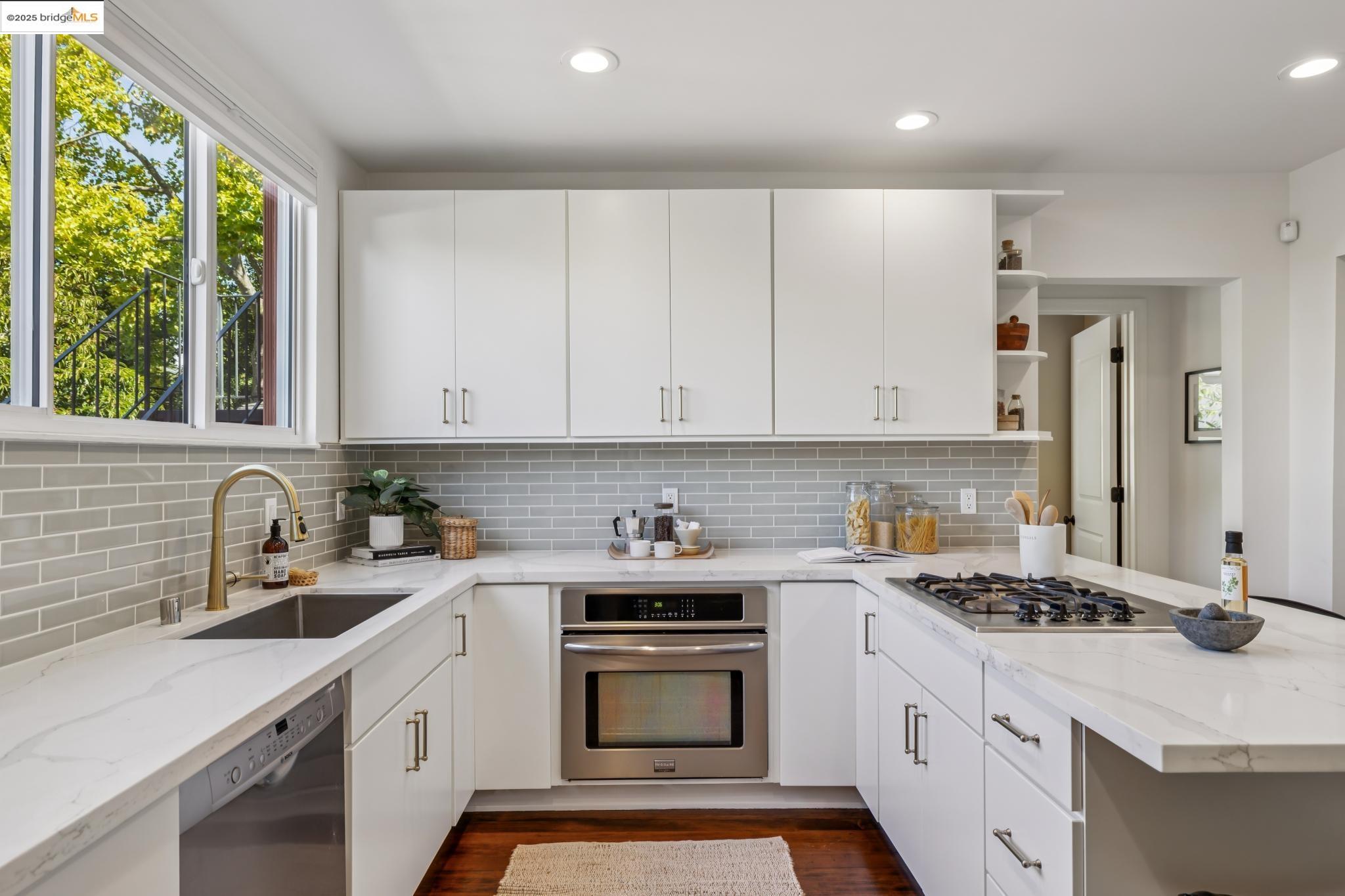 Detail Gallery Image 17 of 55 For 612 Longridge Rd, Oakland,  CA 94610 - 5 Beds | 4/1 Baths