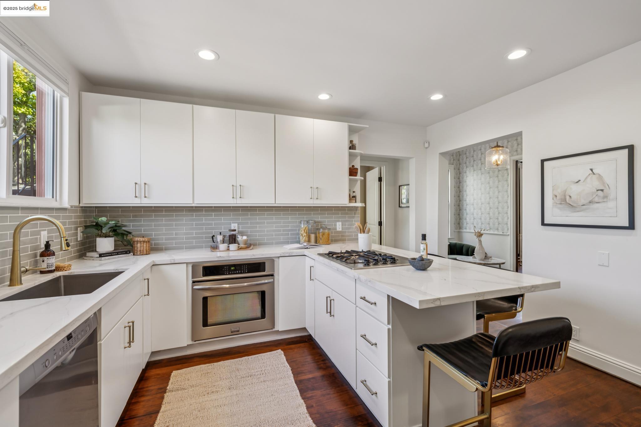 Detail Gallery Image 18 of 55 For 612 Longridge Rd, Oakland,  CA 94610 - 5 Beds | 4/1 Baths