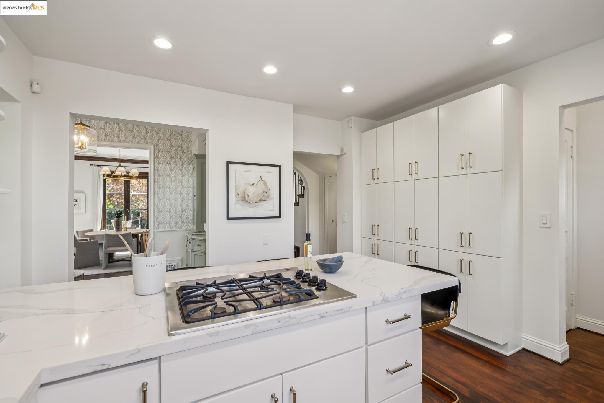 Detail Gallery Image 19 of 55 For 612 Longridge Rd, Oakland,  CA 94610 - 5 Beds | 4/1 Baths