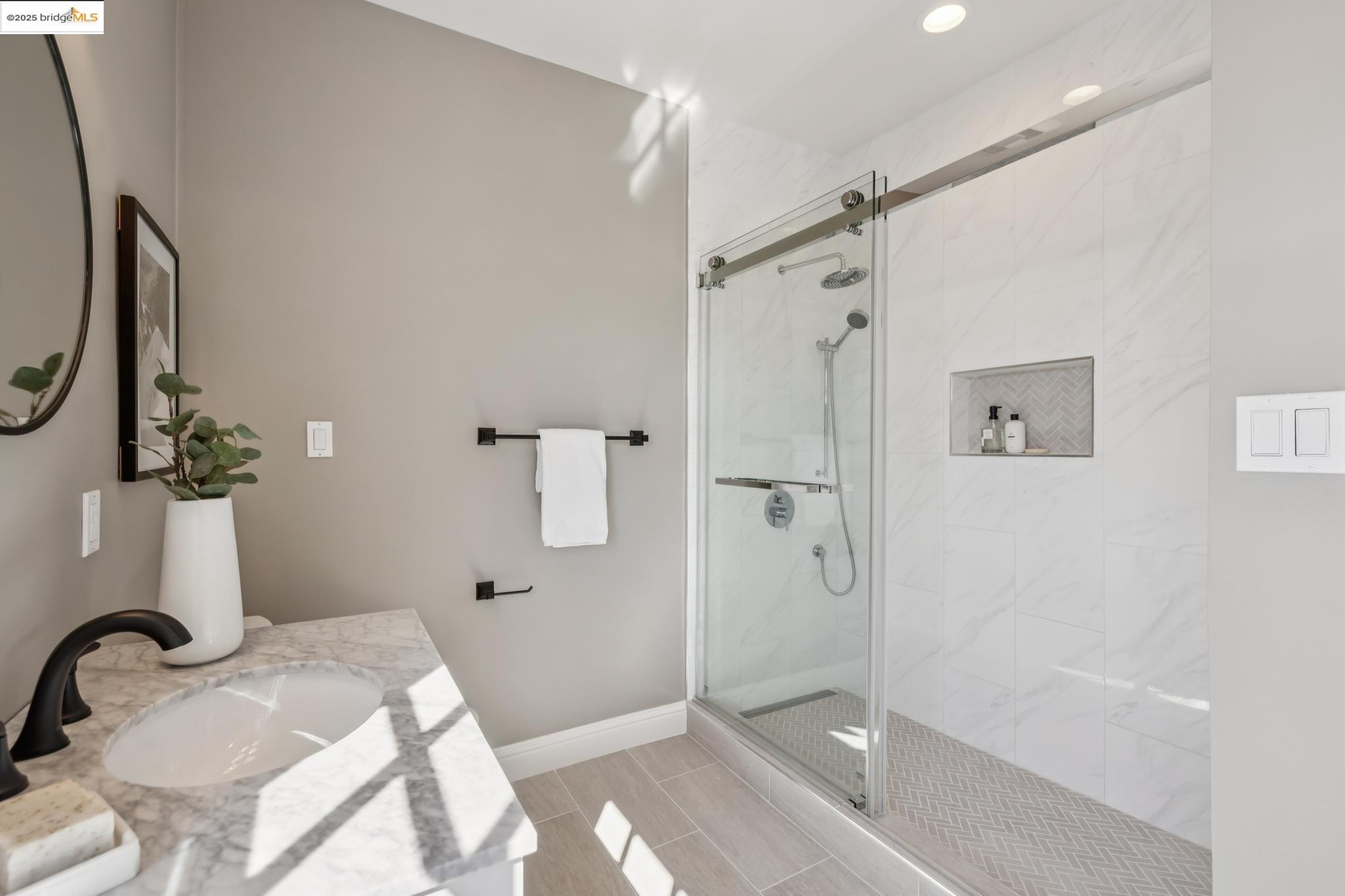 Detail Gallery Image 29 of 55 For 612 Longridge Rd, Oakland,  CA 94610 - 5 Beds | 4/1 Baths