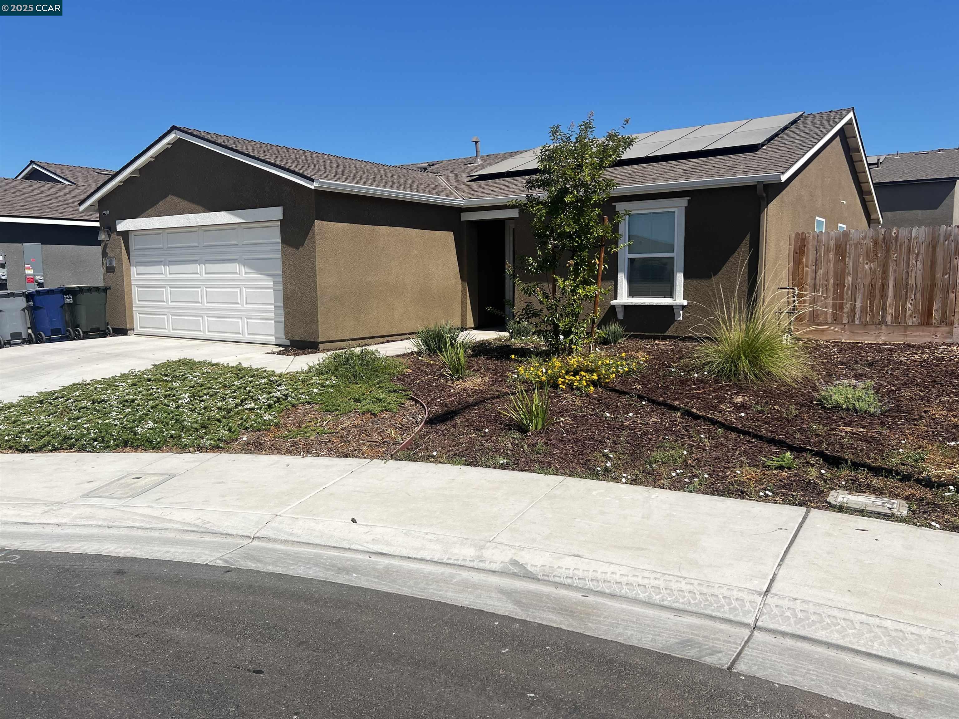 Detail Gallery Image 2 of 30 For 627 Elizabeth Ct, Merced,  CA 95341 - 3 Beds | 2 Baths