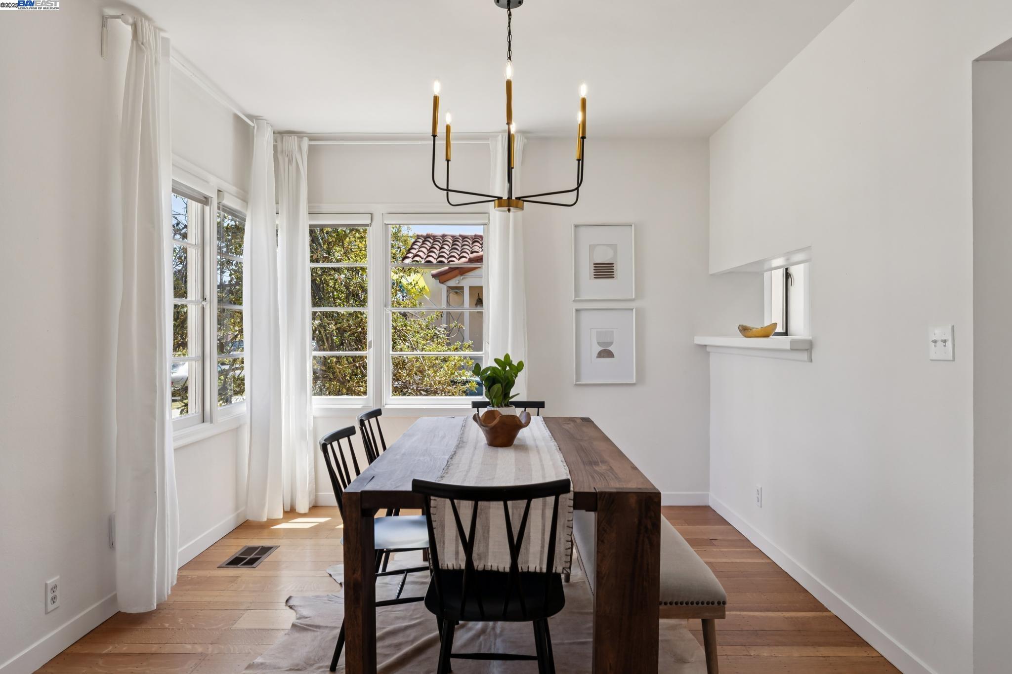 Detail Gallery Image 12 of 60 For 200 Santa Clara Ave, Alameda,  CA 94501 - 3 Beds | 1/1 Baths