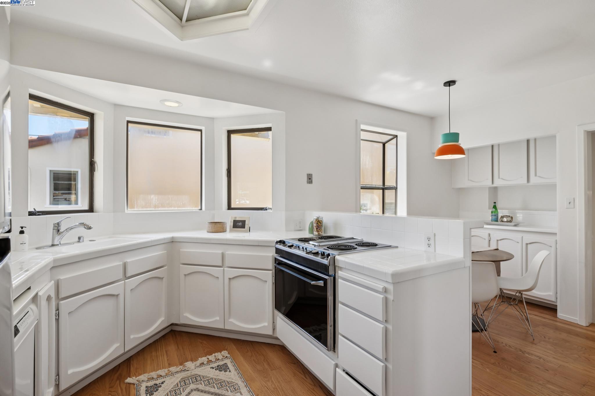 Detail Gallery Image 17 of 60 For 200 Santa Clara Ave, Alameda,  CA 94501 - 3 Beds | 1/1 Baths