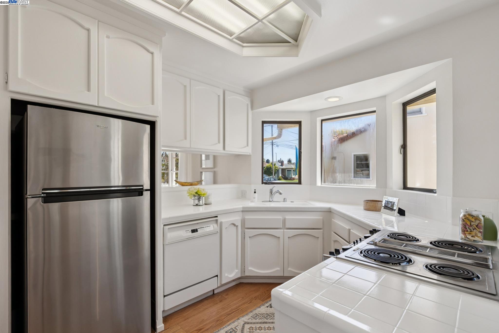 Detail Gallery Image 18 of 60 For 200 Santa Clara Ave, Alameda,  CA 94501 - 3 Beds | 1/1 Baths
