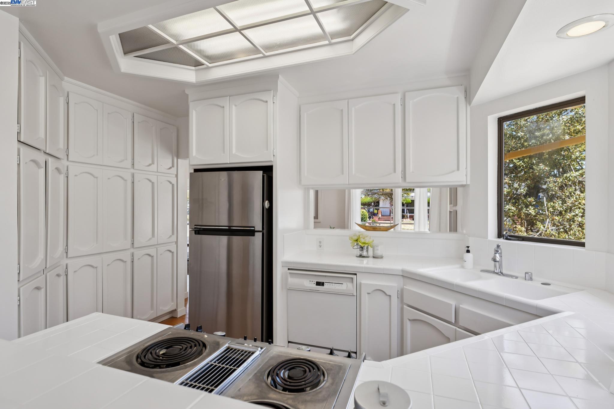 Detail Gallery Image 20 of 60 For 200 Santa Clara Ave, Alameda,  CA 94501 - 3 Beds | 1/1 Baths