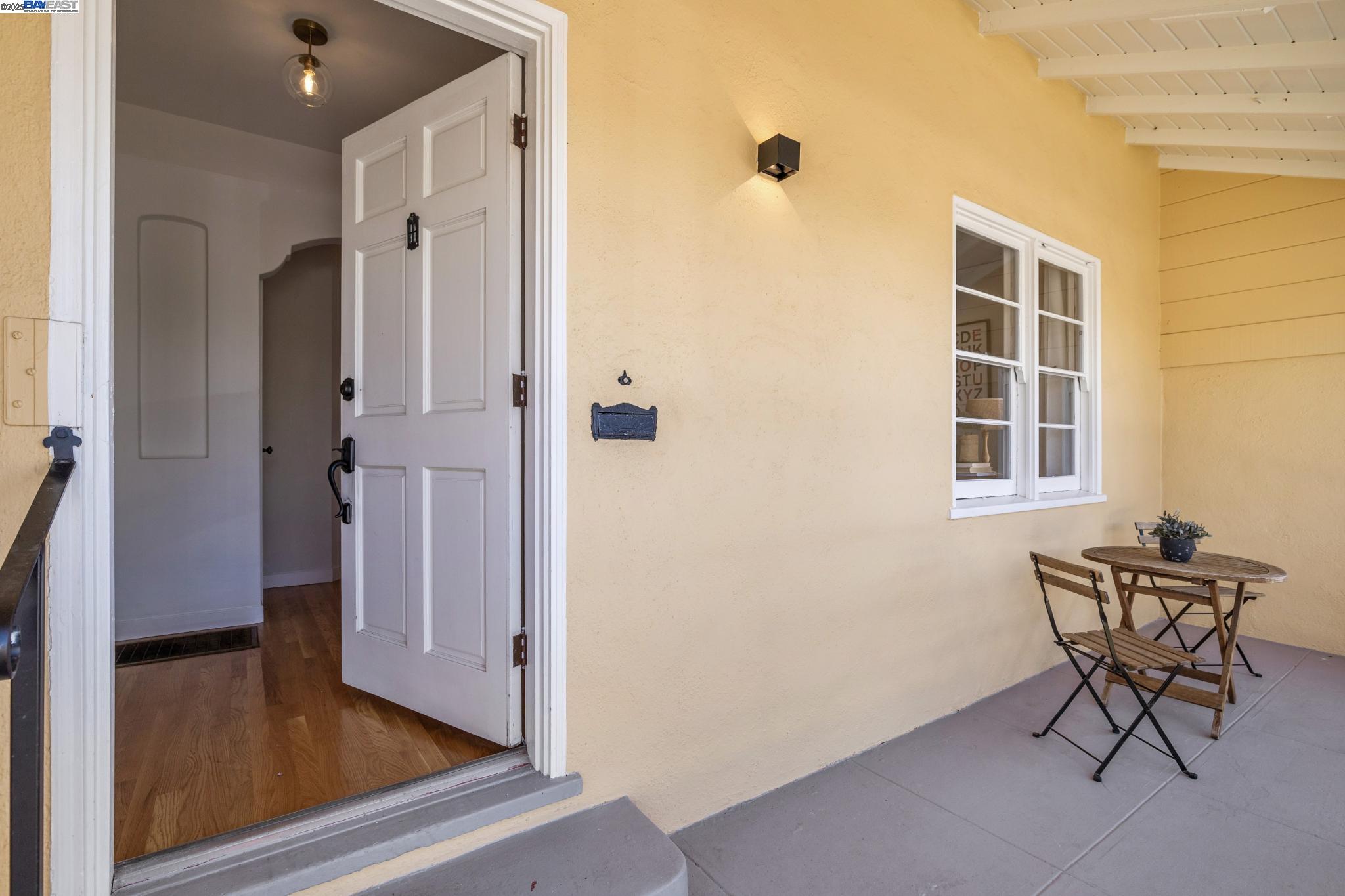 Detail Gallery Image 3 of 60 For 200 Santa Clara Ave, Alameda,  CA 94501 - 3 Beds | 1/1 Baths