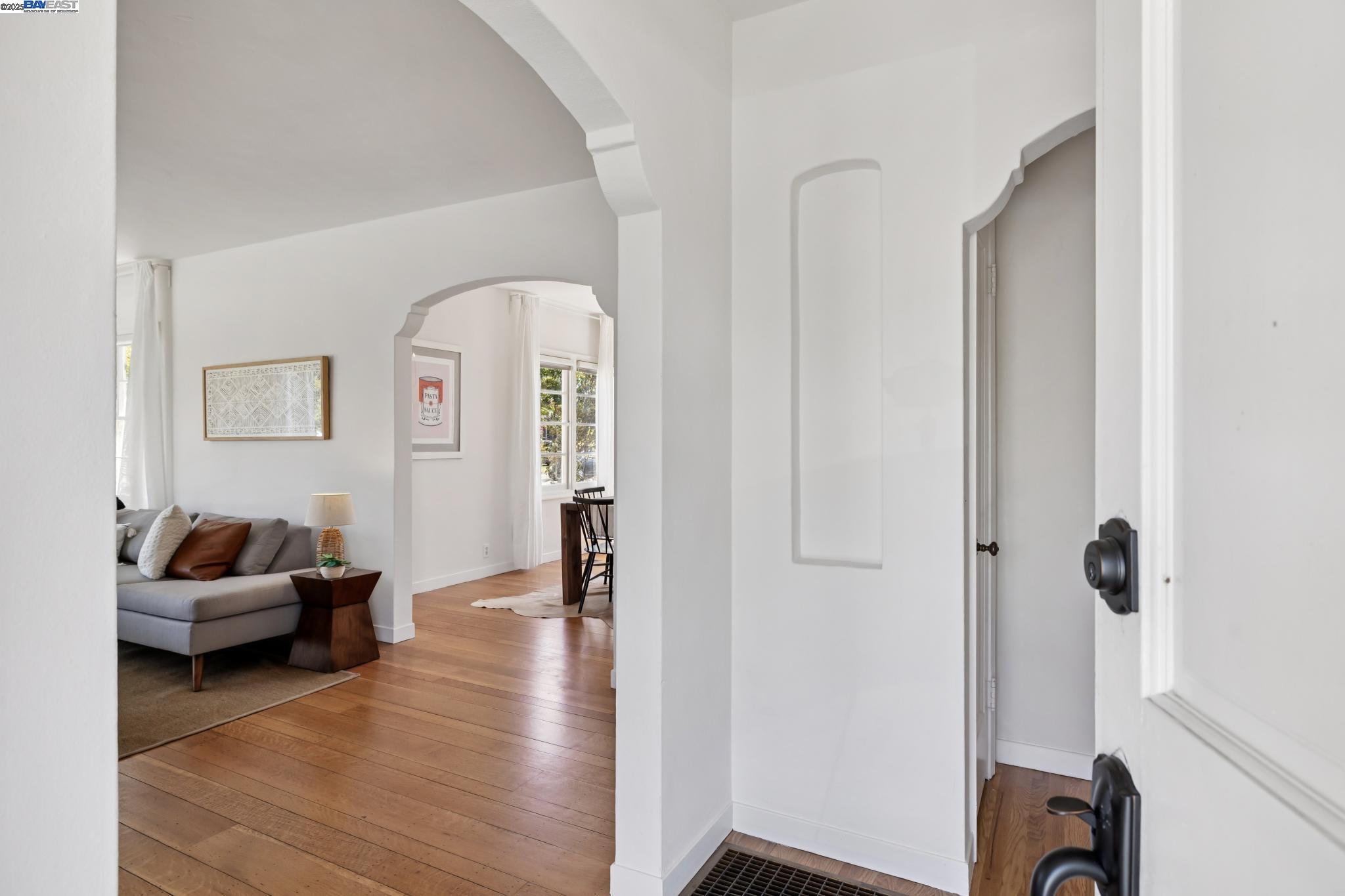 Detail Gallery Image 4 of 60 For 200 Santa Clara Ave, Alameda,  CA 94501 - 3 Beds | 1/1 Baths
