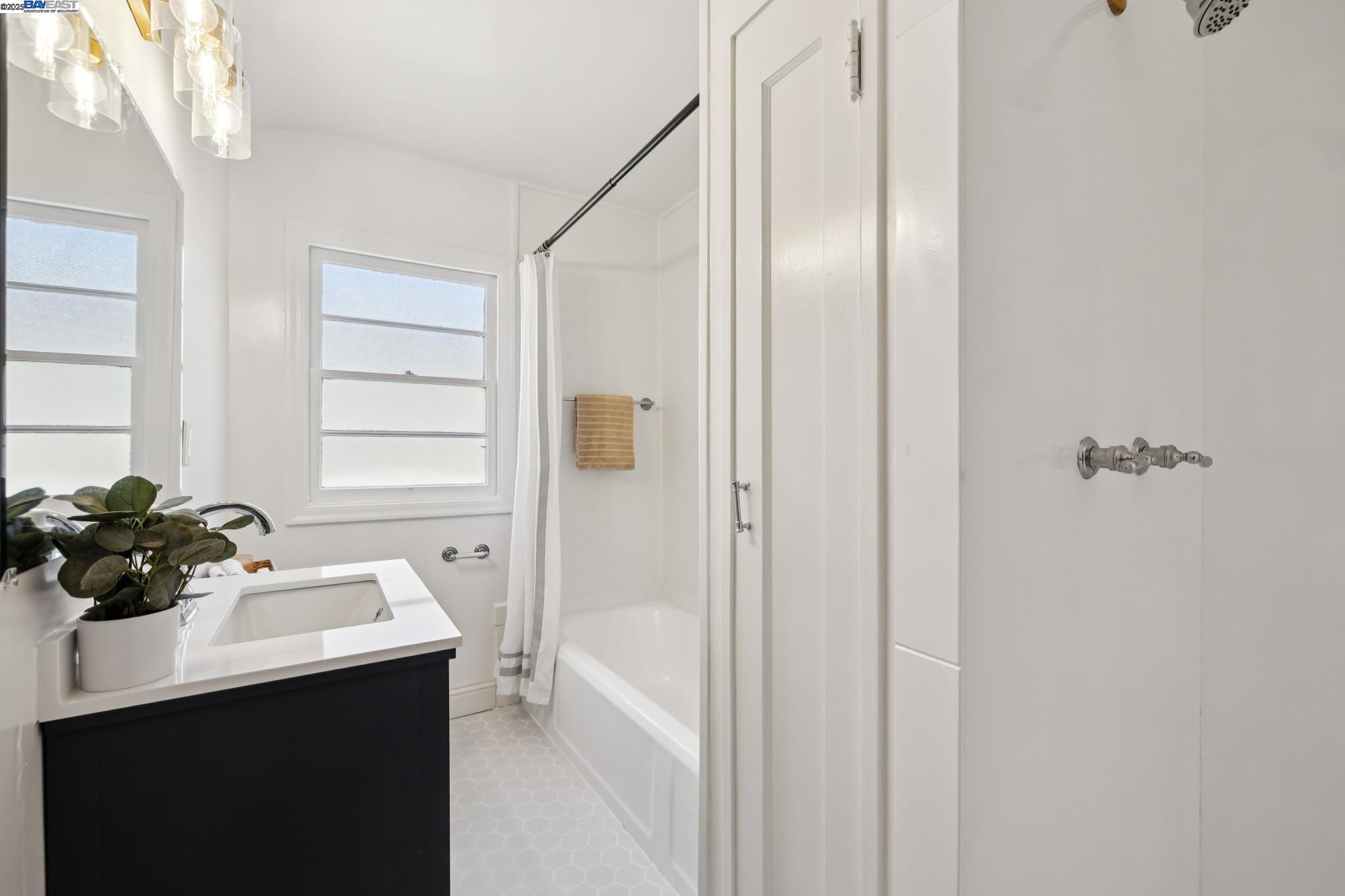 Detail Gallery Image 35 of 60 For 200 Santa Clara Ave, Alameda,  CA 94501 - 3 Beds | 1/1 Baths