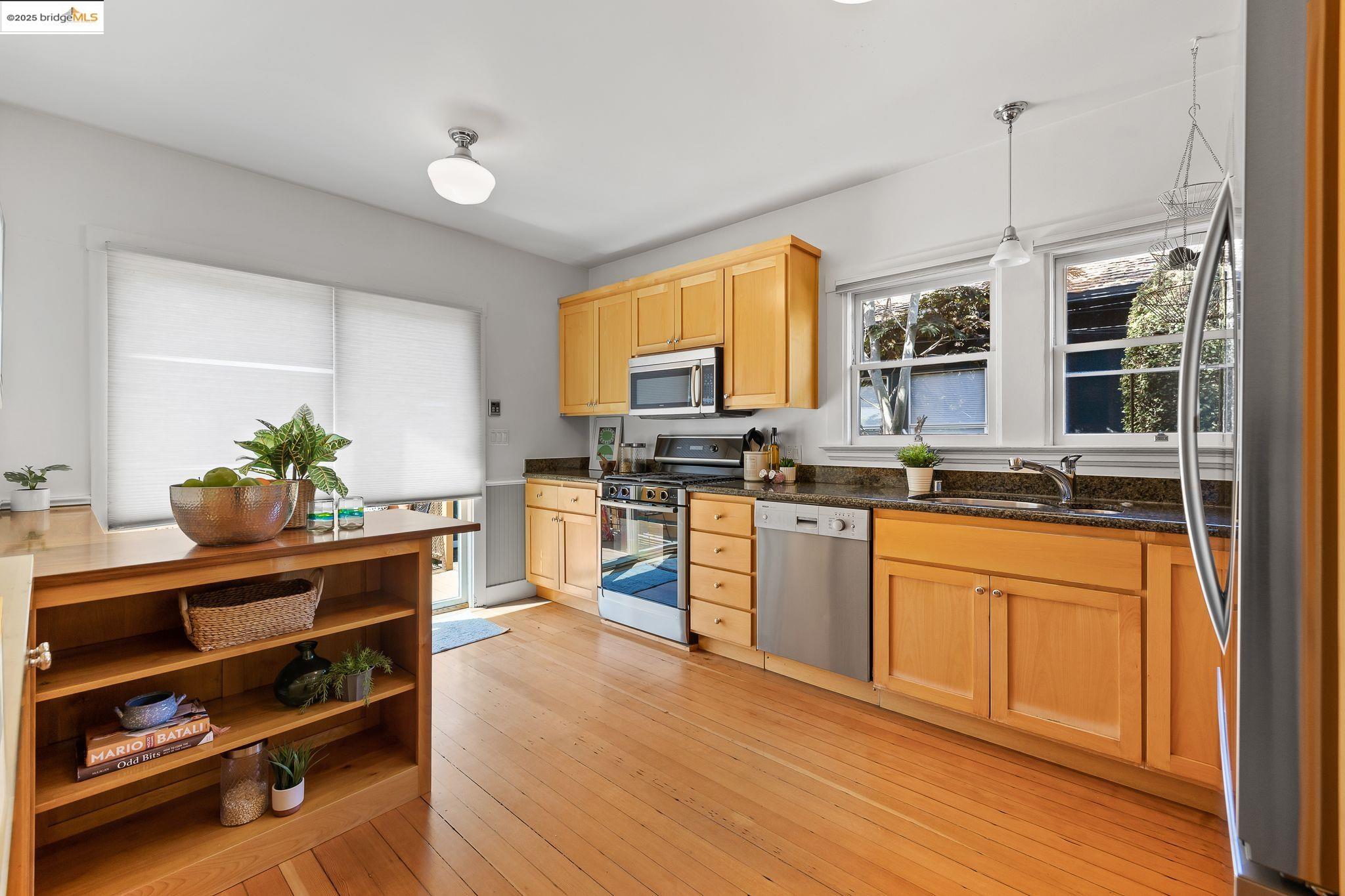 Detail Gallery Image 17 of 60 For 393 43rd St, Oakland,  CA 94609 - 2 Beds | 1 Baths