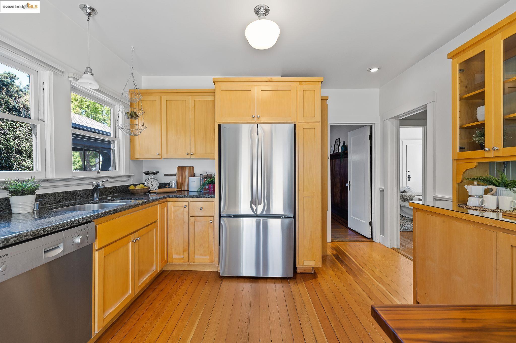 Detail Gallery Image 19 of 60 For 393 43rd St, Oakland,  CA 94609 - 2 Beds | 1 Baths