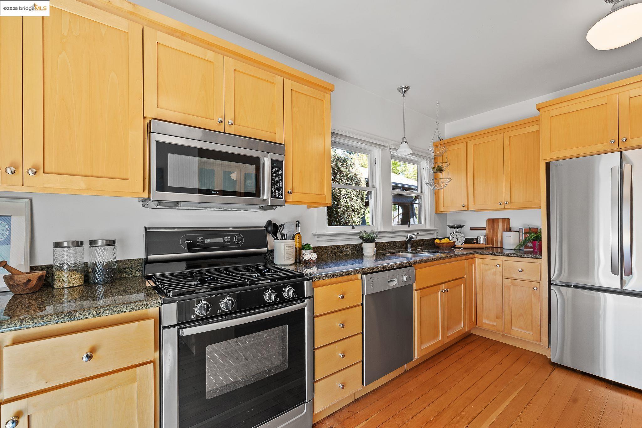 Detail Gallery Image 20 of 60 For 393 43rd St, Oakland,  CA 94609 - 2 Beds | 1 Baths