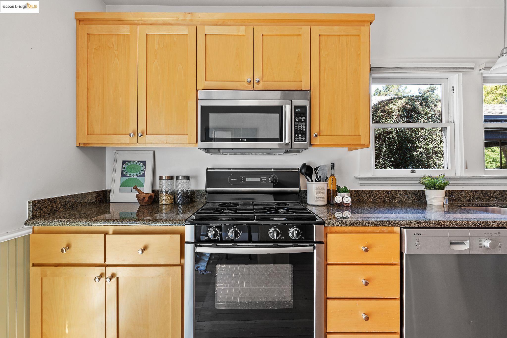 Detail Gallery Image 21 of 60 For 393 43rd St, Oakland,  CA 94609 - 2 Beds | 1 Baths