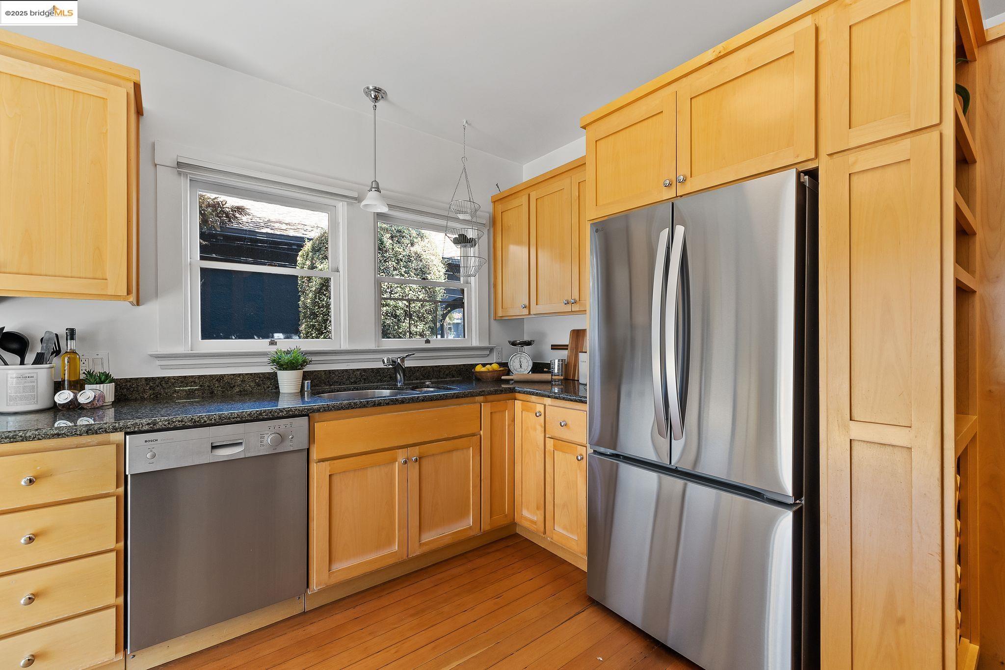 Detail Gallery Image 22 of 60 For 393 43rd St, Oakland,  CA 94609 - 2 Beds | 1 Baths